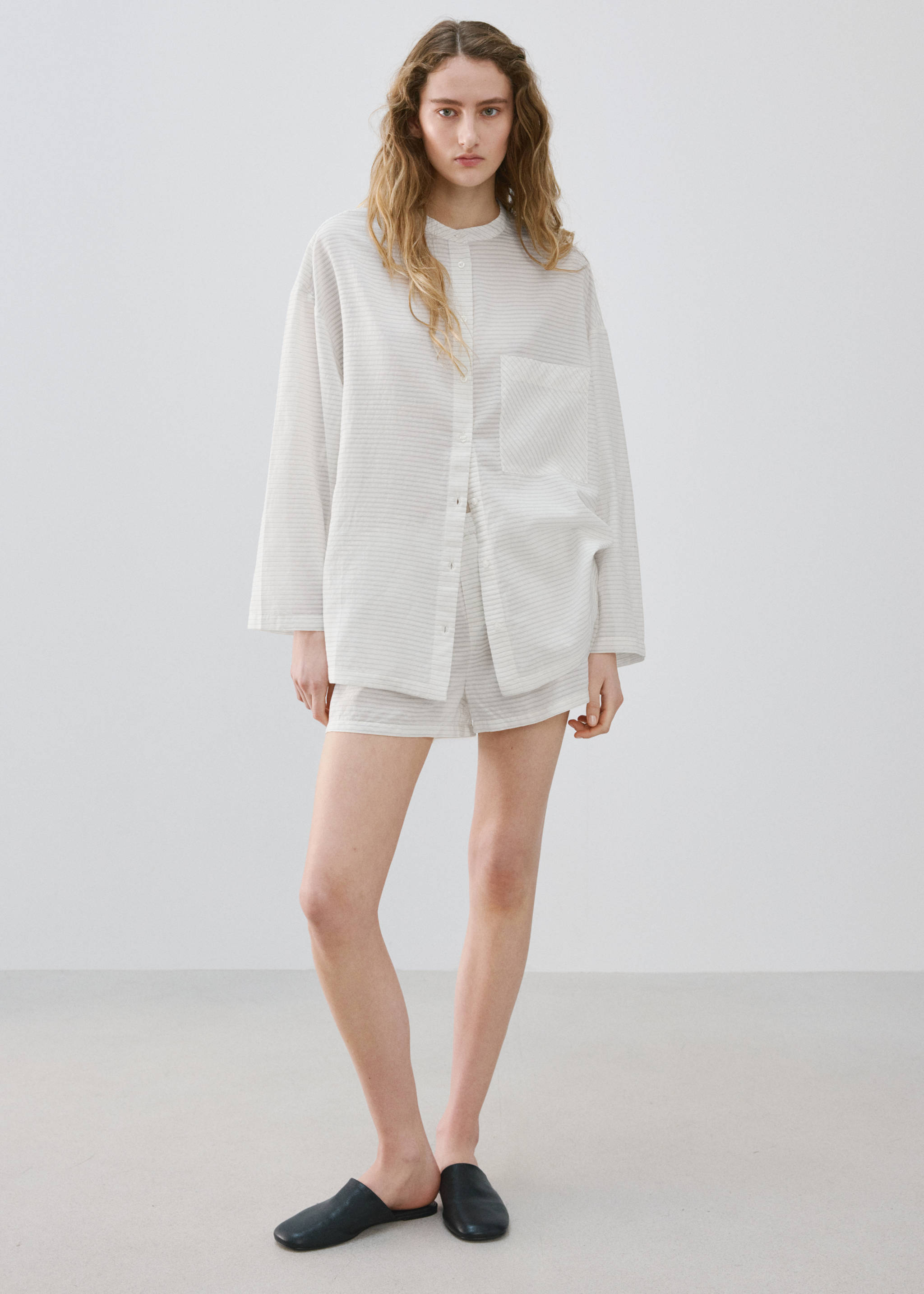 Cămașă de pijama cu dungi - Plan general