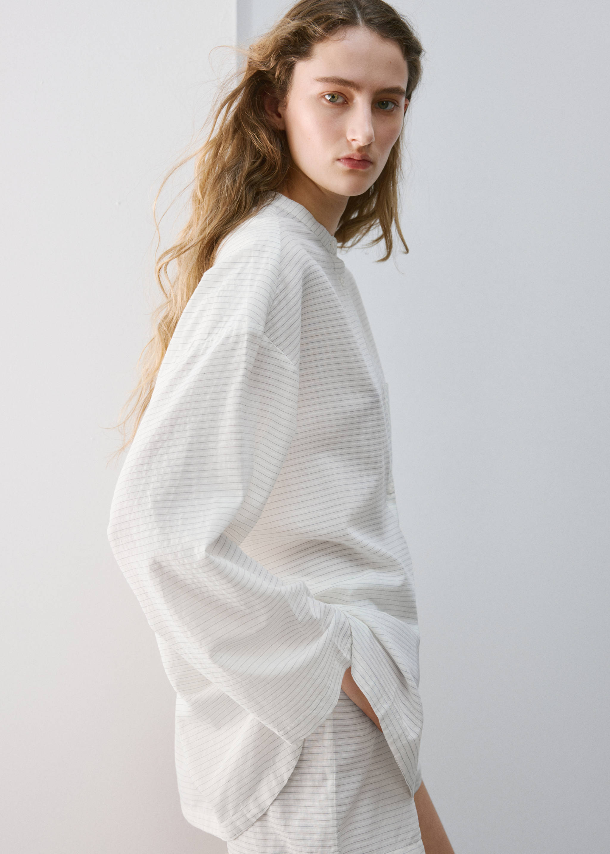 Cămașă de pijama cu dungi - Plan mediu