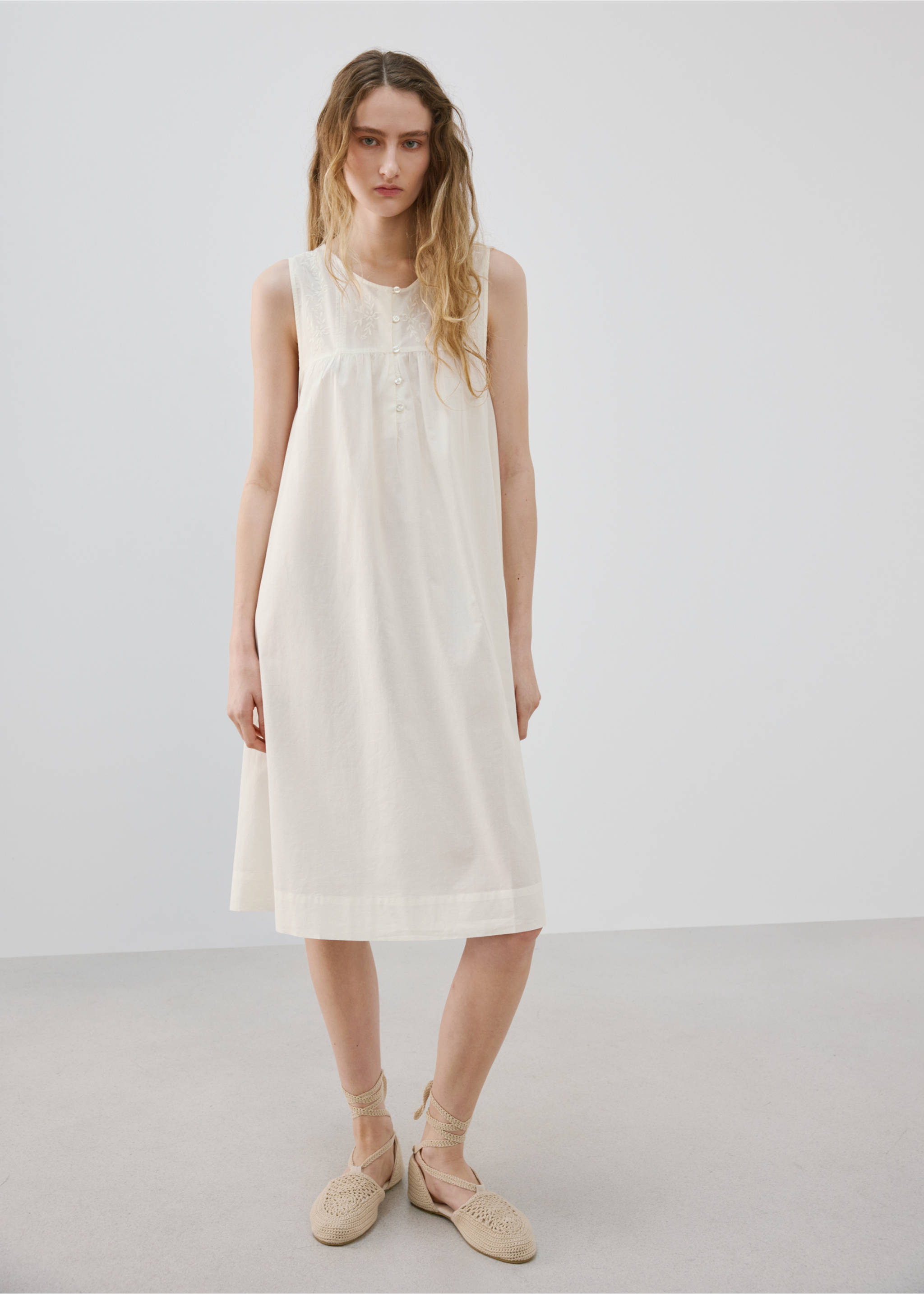 Cotton nightdress with embroidered detail - General plane, Ivory White. Ref: 27053332-00.