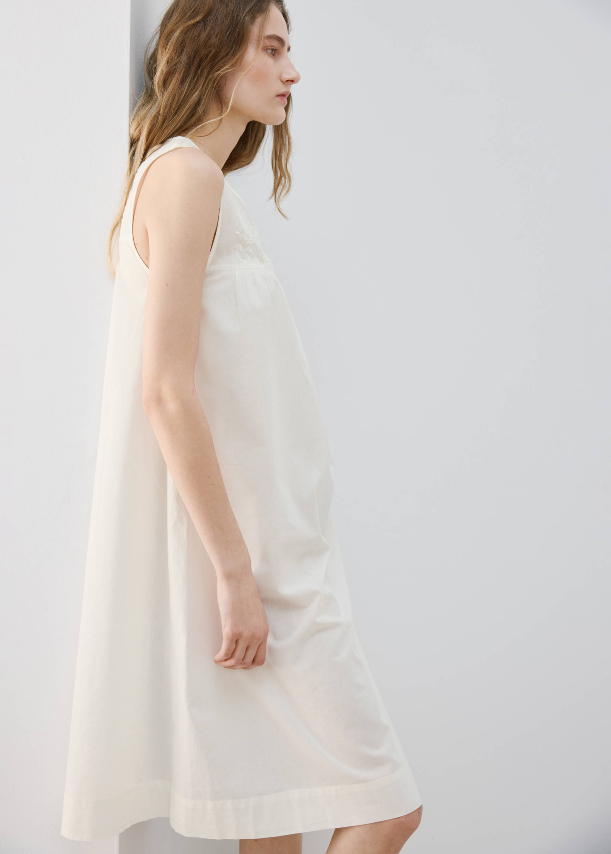 Cotton nightdress with embroidered detail - Medium plane