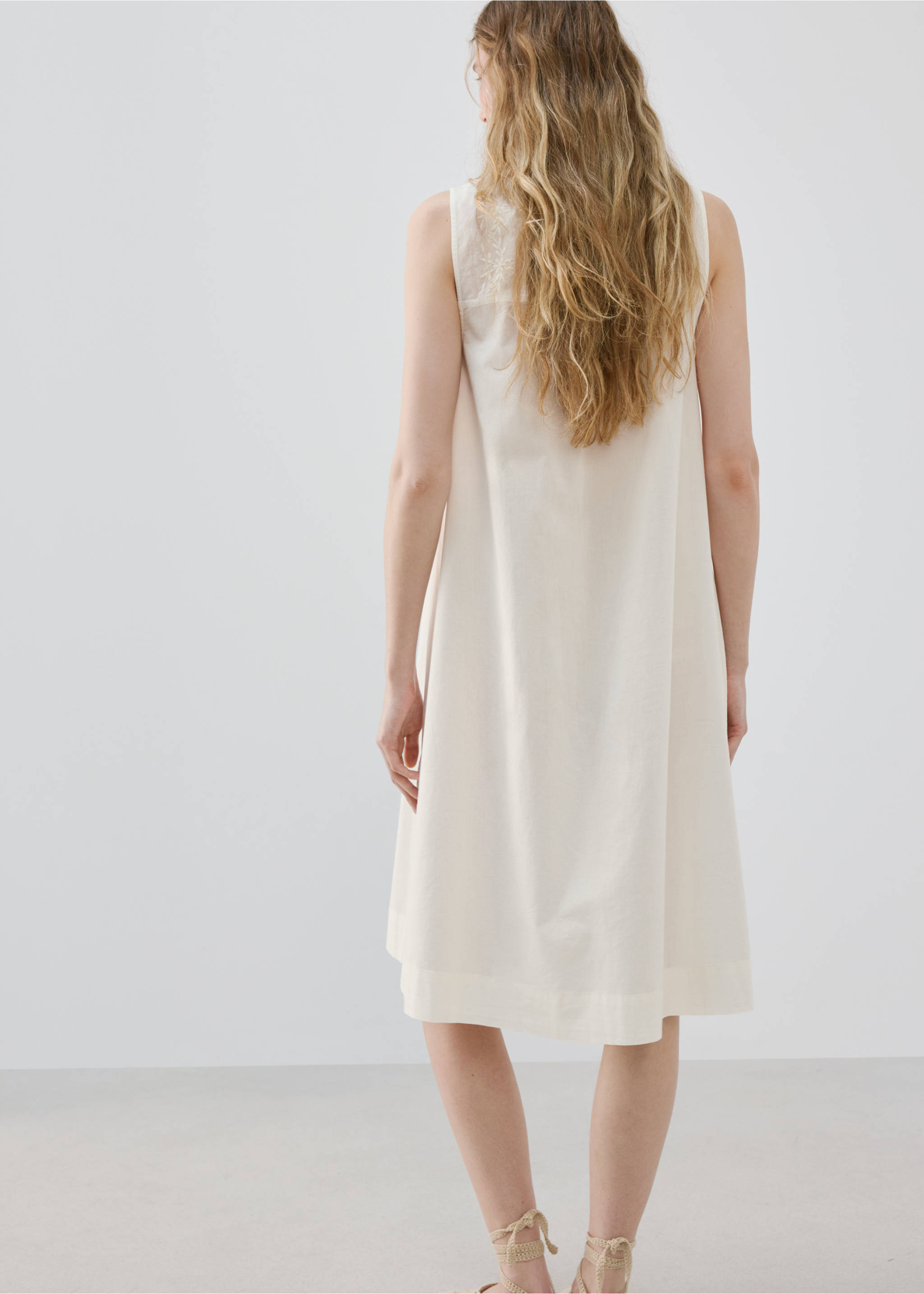 Cotton nightdress with embroidered detail - Reverse of the article, Ivory White. Ref: 27053332-00.