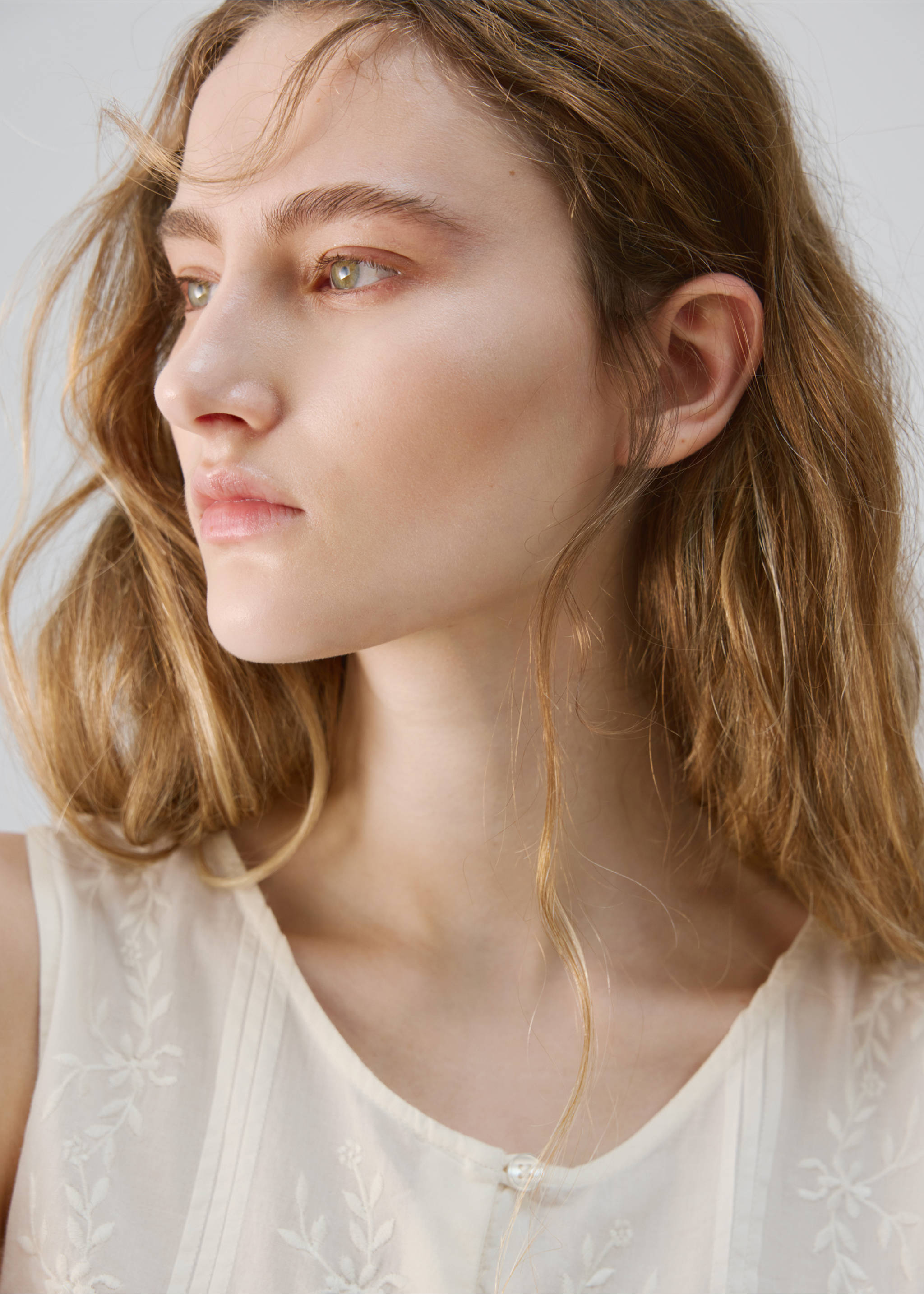 Cotton nightdress with embroidered detail - Details of the article 1, Ivory White. Ref: 27053332-00.