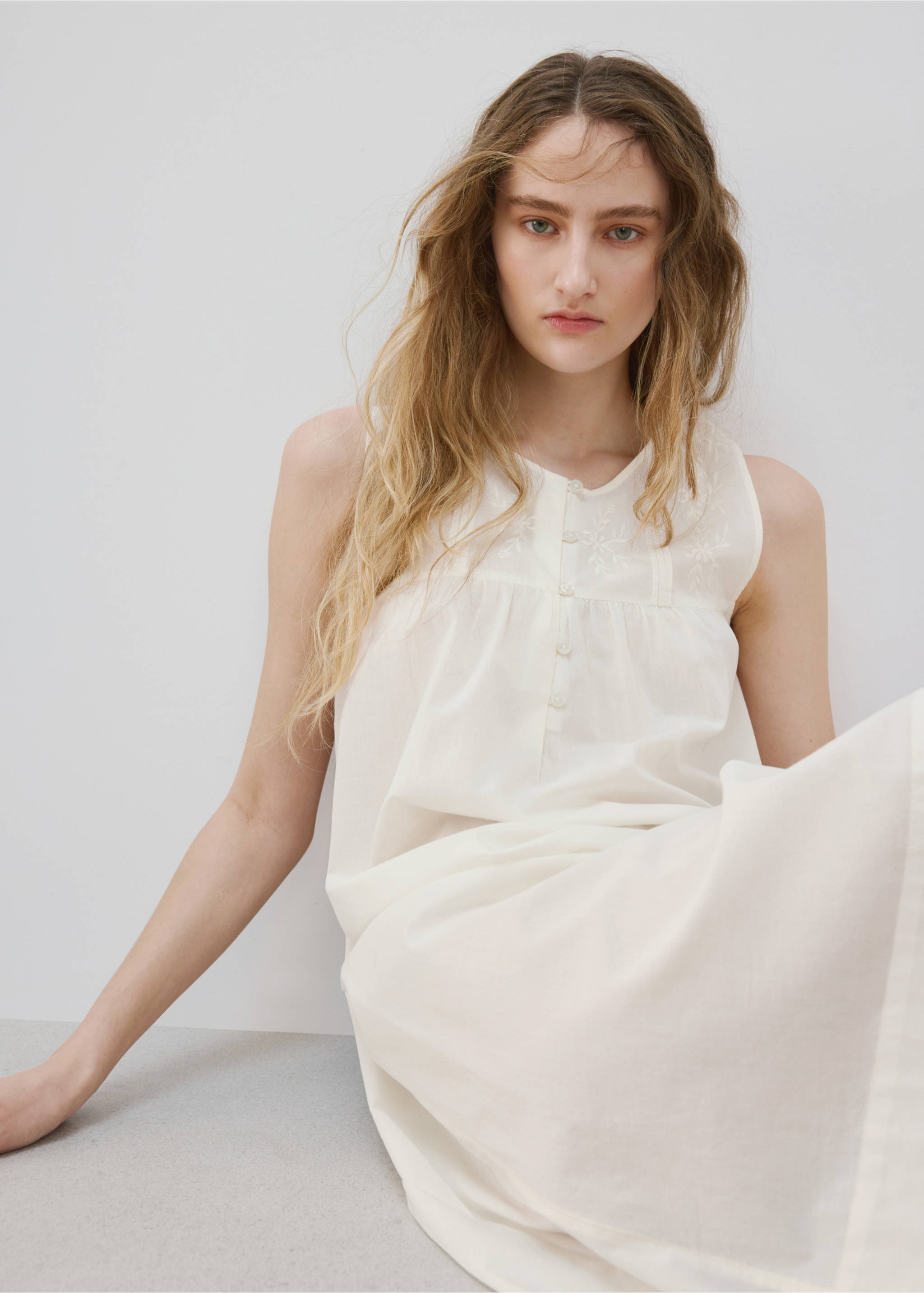 Cotton nightdress with embroidered detail - Details of the article 2, Ivory White. Ref: 27053332-00.