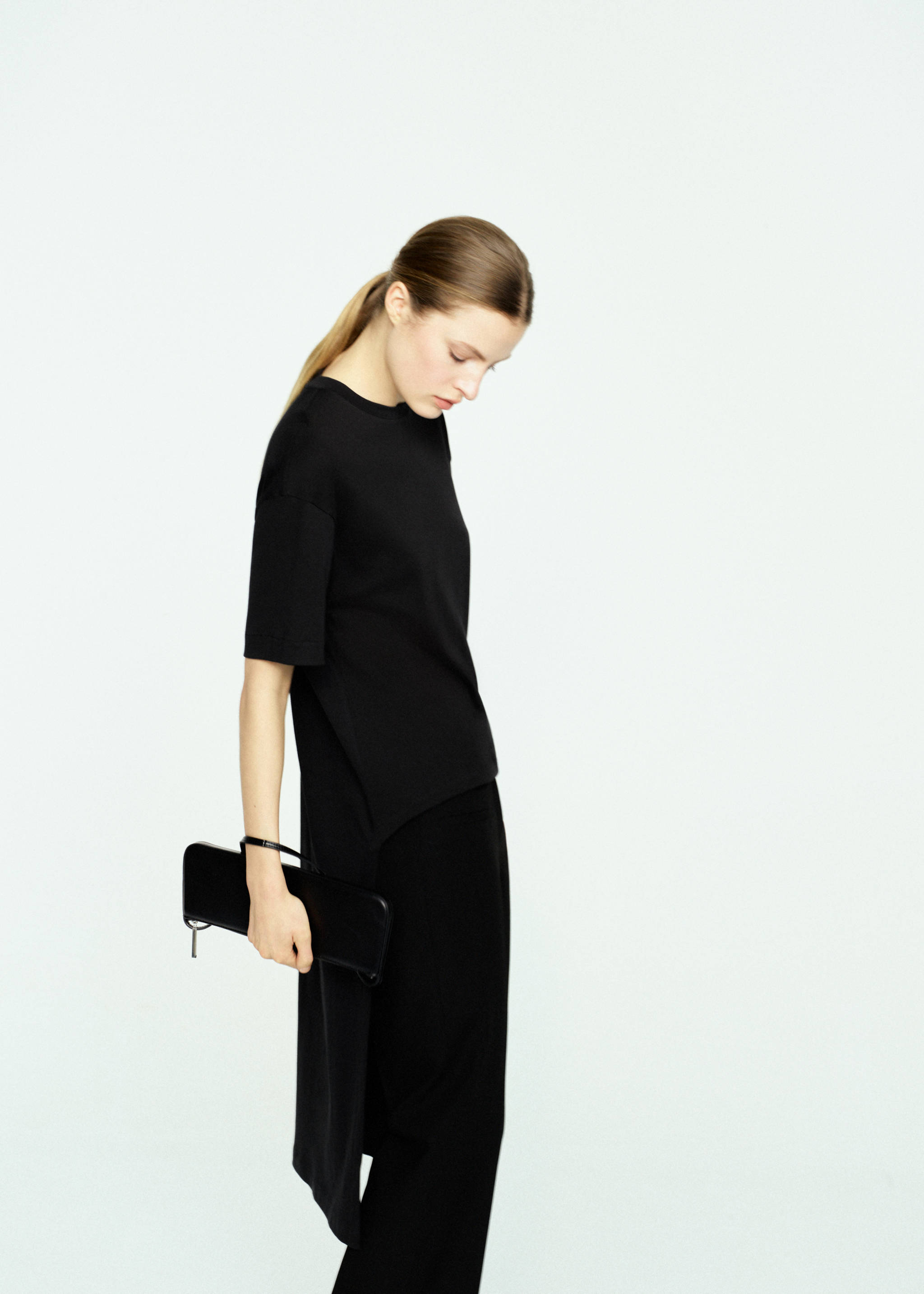 Camiseta larga asimétrica - Plano medio