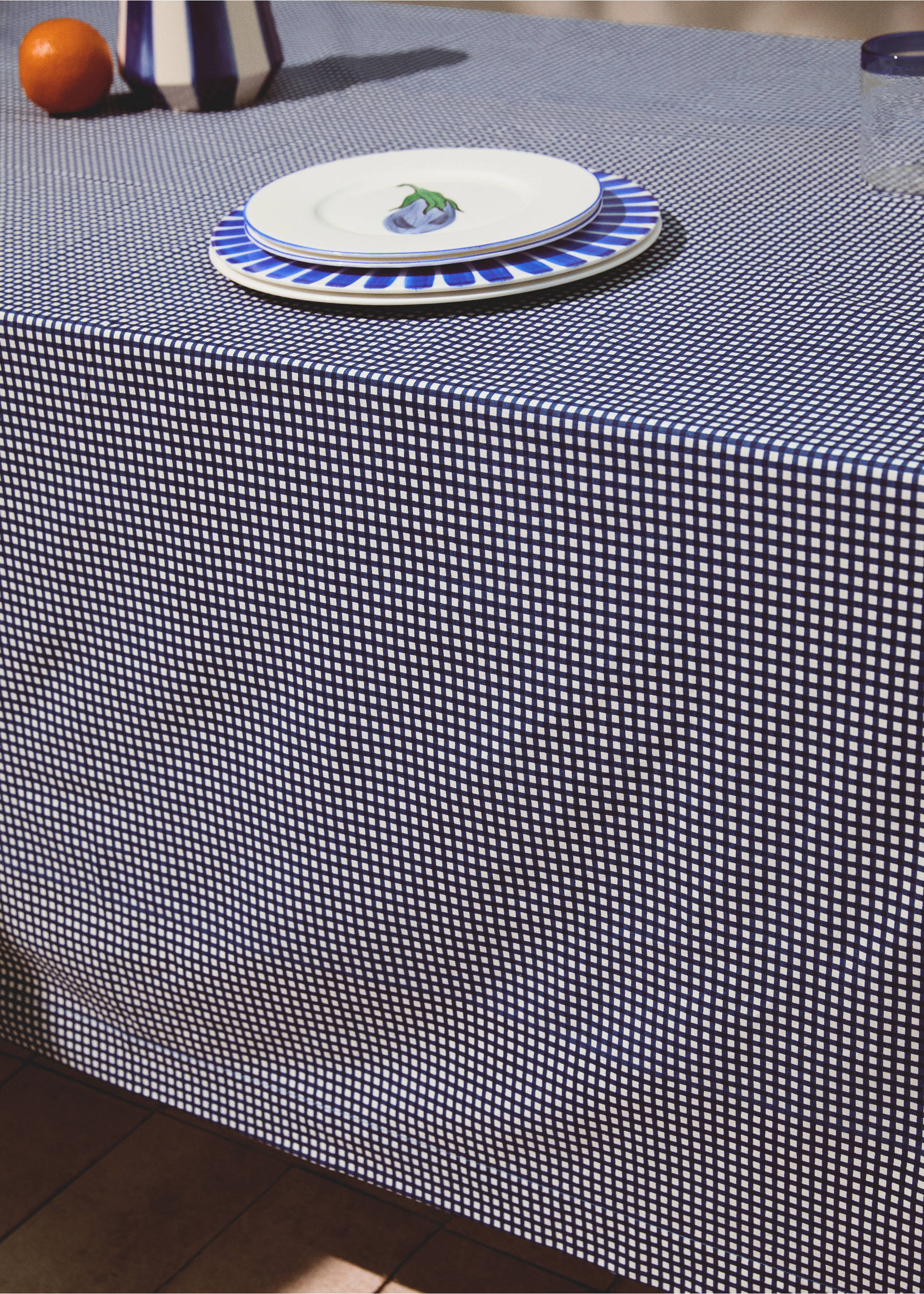 Vichy check cotton tablecloth for 8 to 10 guests - Details of the article 7, Blue. Ref: 27053344-00.