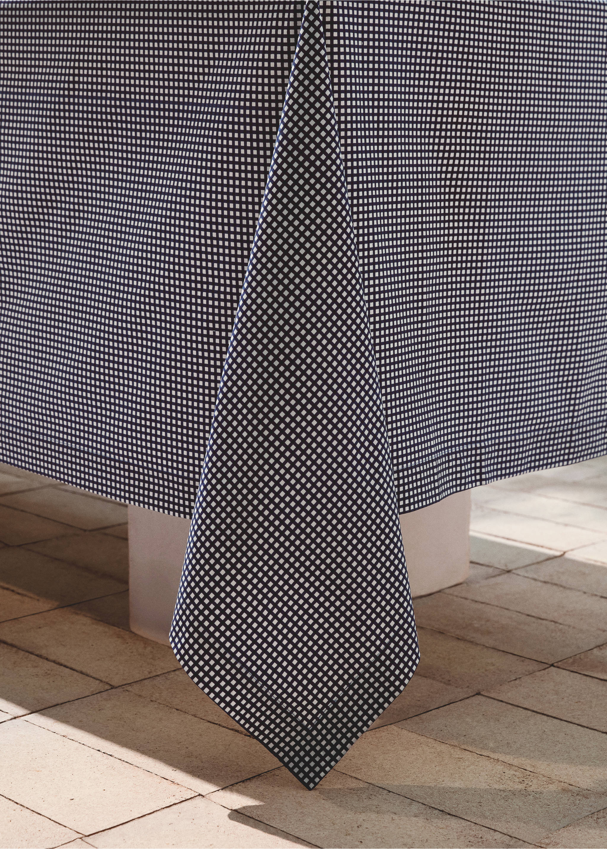 Vichy check cotton tablecloth for 8 to 10 guests - Details of the article 8, Blue. Ref: 27053344-00.