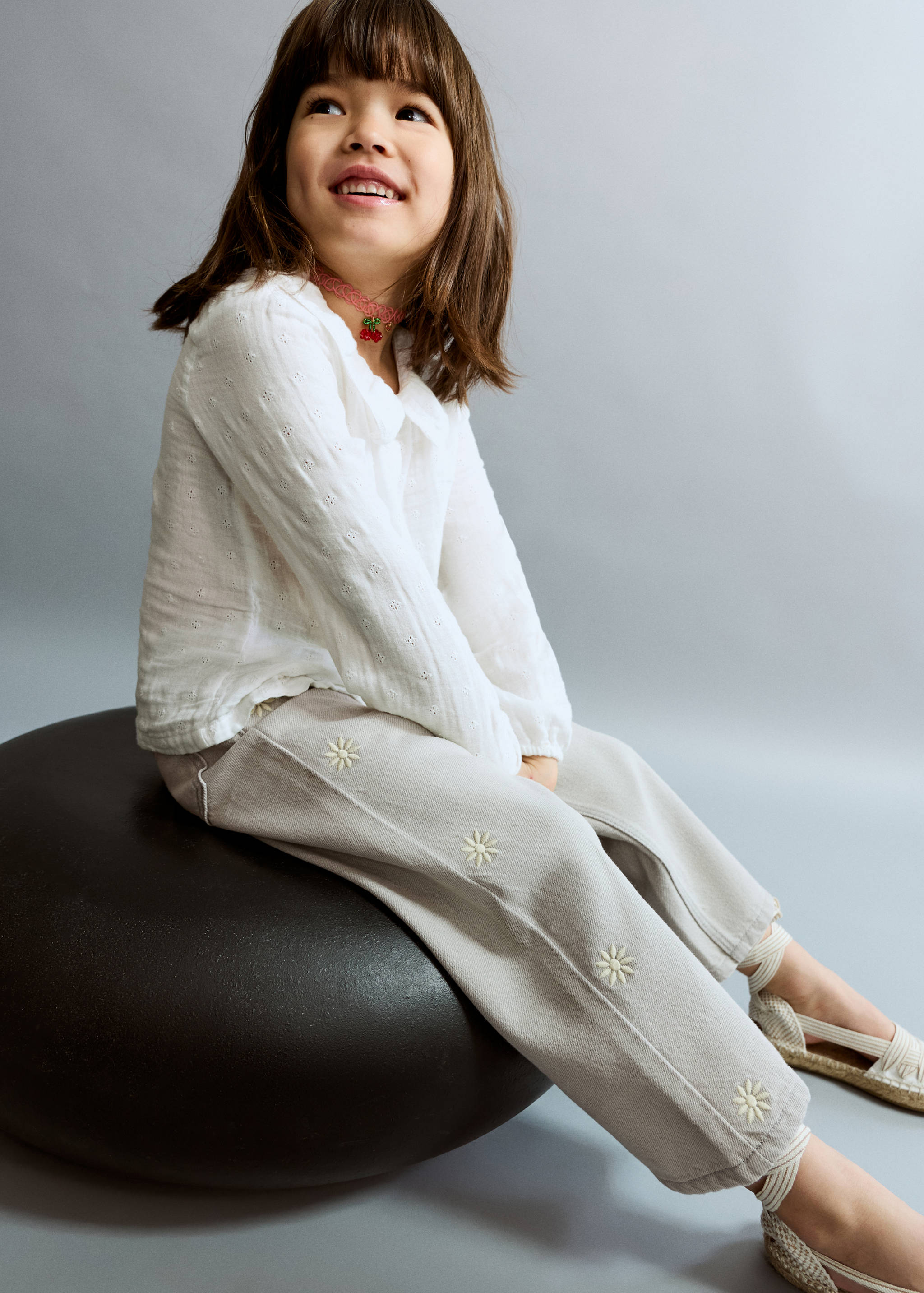 Jeans rectos bordado soles - Plano medio