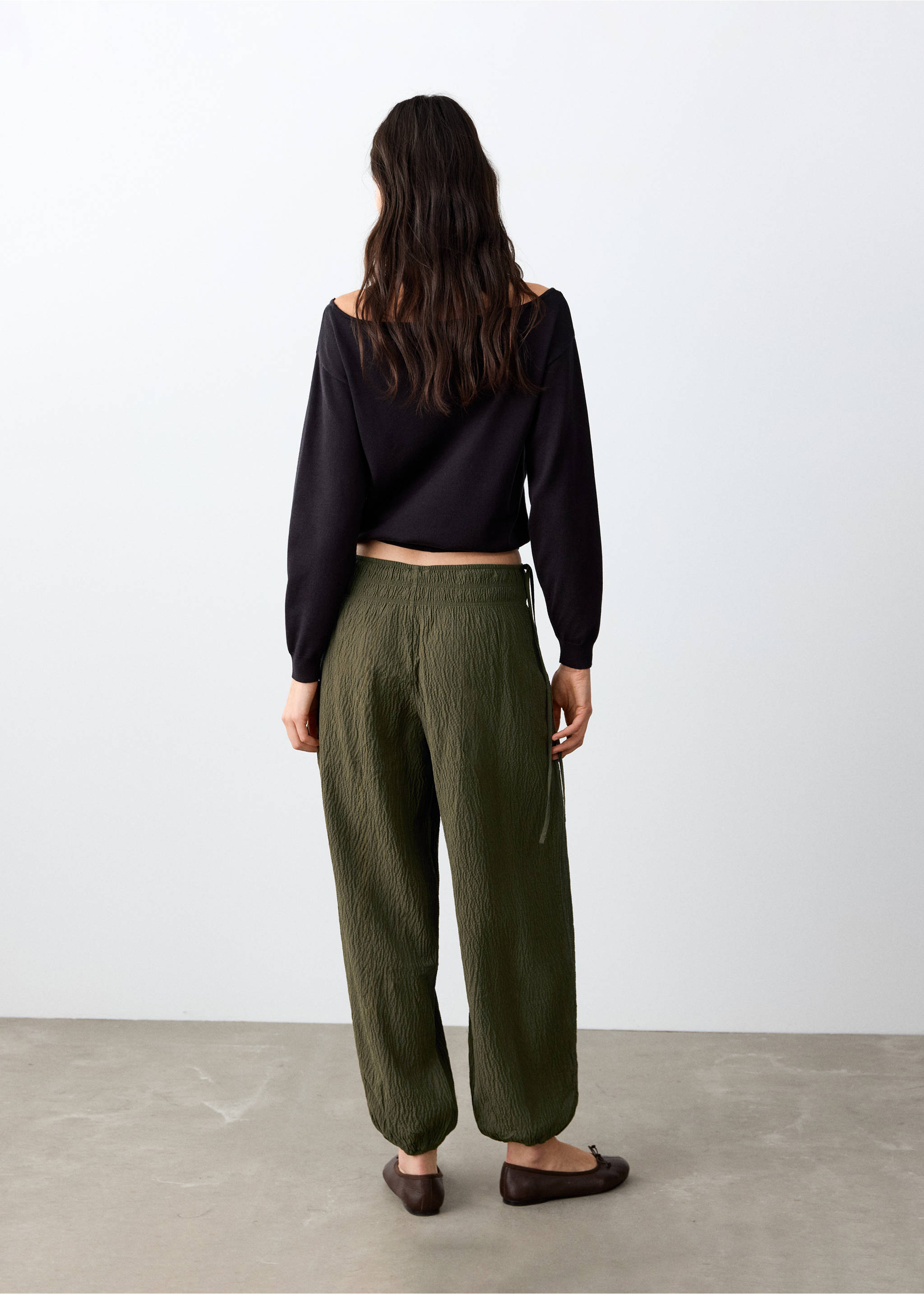 Balloon trousers with bows - Reverse of the article, Khaki. Ref: 27053732-00.