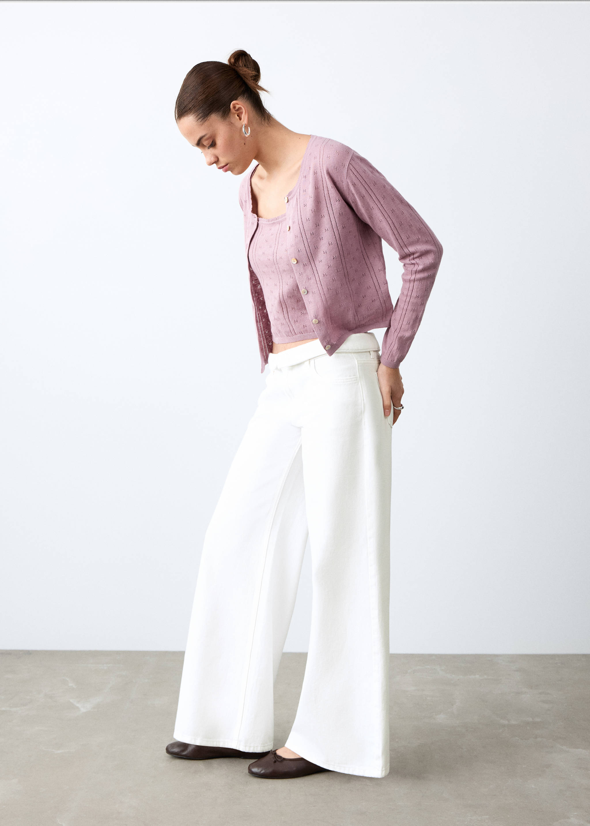 Джинсы с низкой посадкой и отворотом - Средний план