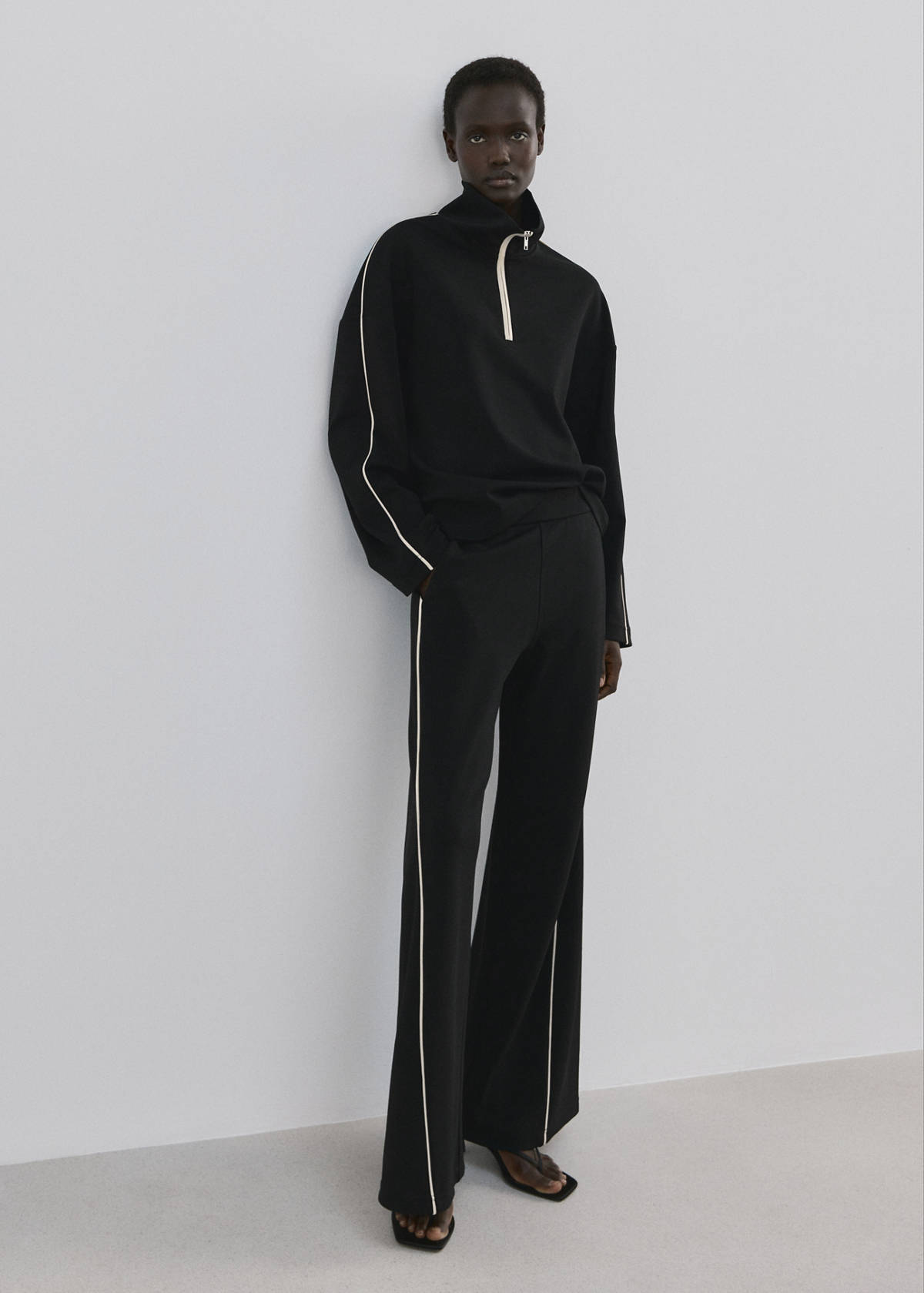Turtleneck sweatshirt with zip — Black