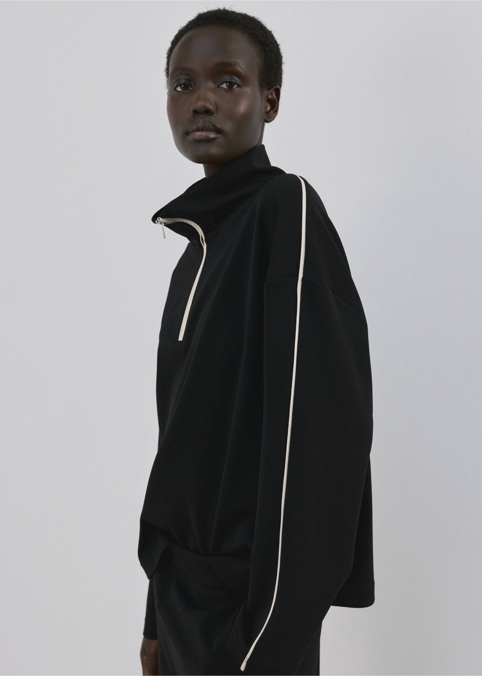 Sweat-shirt col montant zippé - Plan moyen, Noir. Ref: 27054079-00.