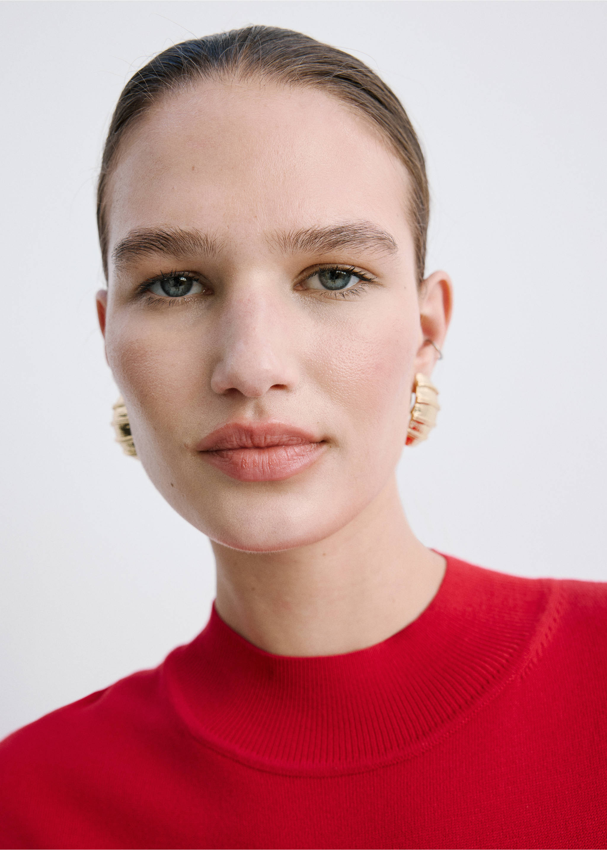 Perkins-neck knitted dress - Details of the article 4, Red. Ref: 27054084-01.