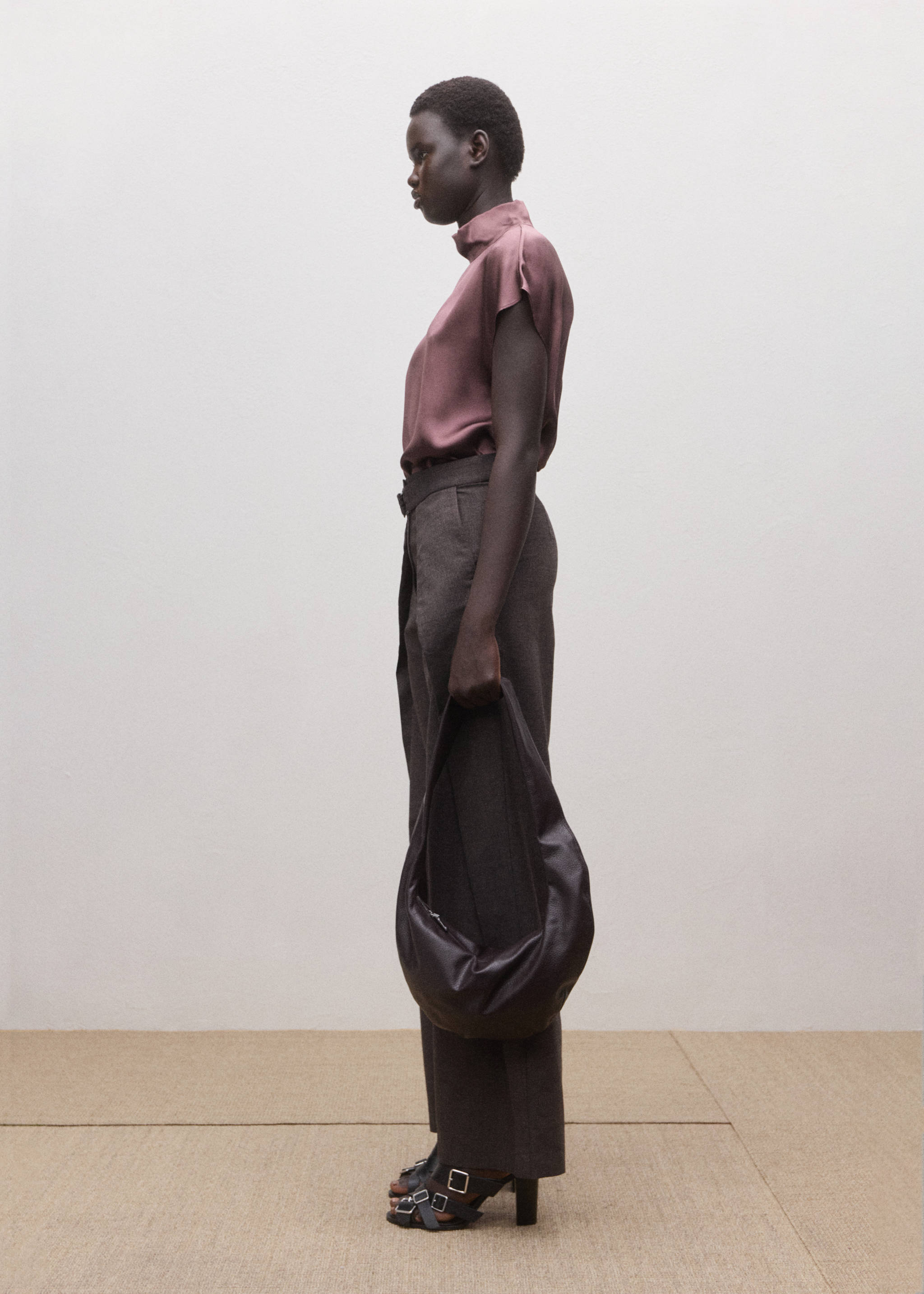 Blusa 100% seda satinada - Detalle del artículo 2, Burdeos. Ref: 27054095-00.