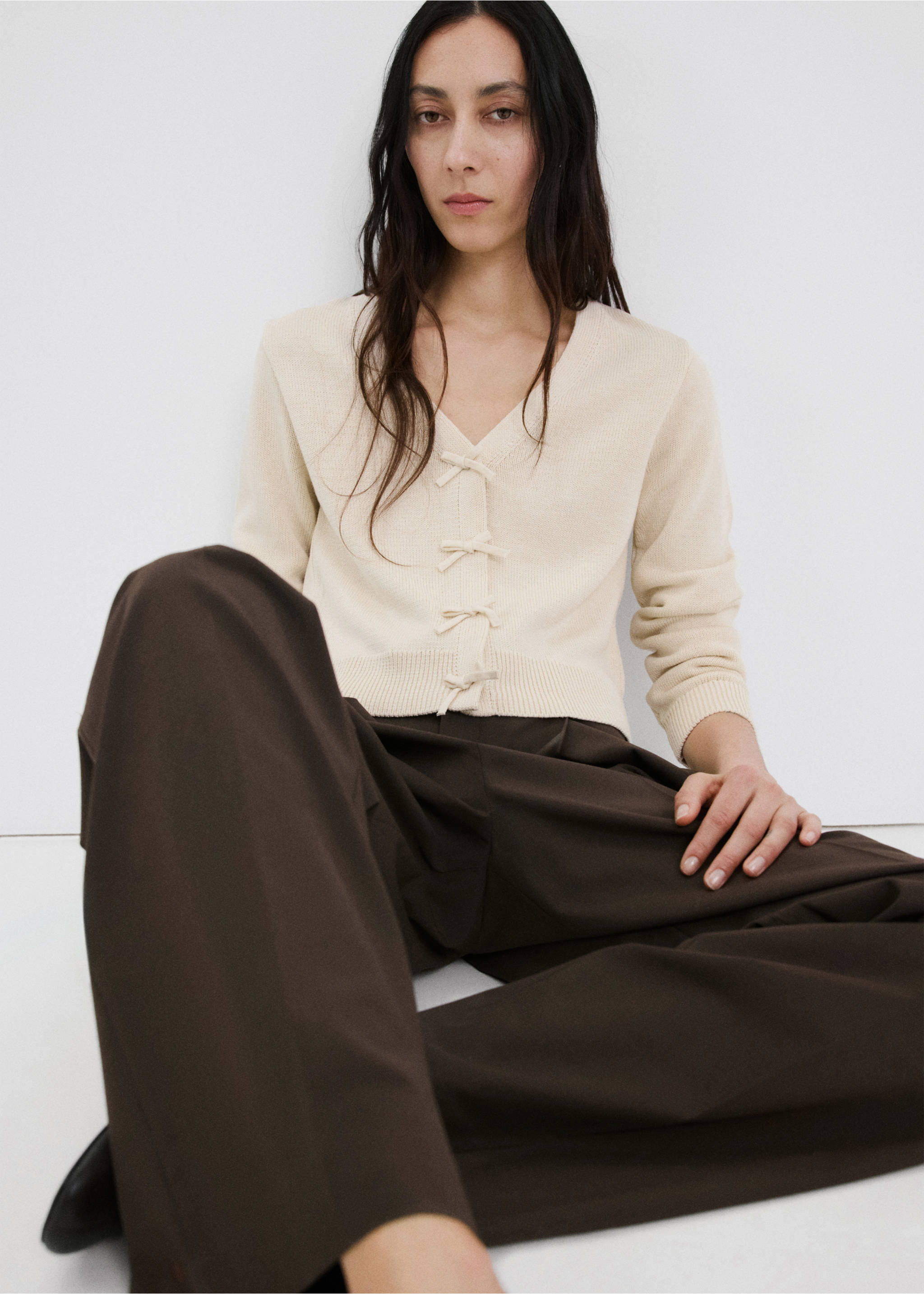 Knitted cardigan with ties - Medium plane, Ecru. Ref: 27054098-00.