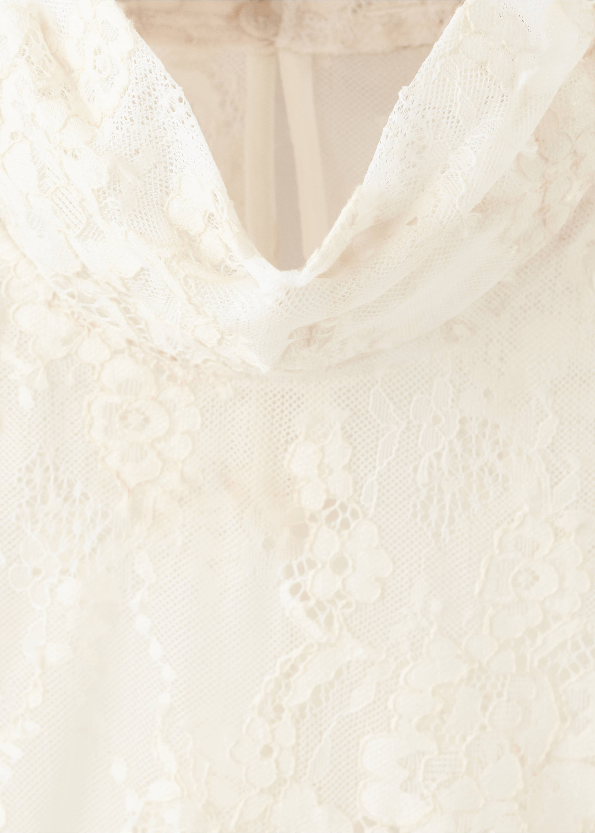 بلوزة مطرزة بها كشكشة - تفاصيل المنتج 8, بيج فاتح. Ref: 27054099-00.