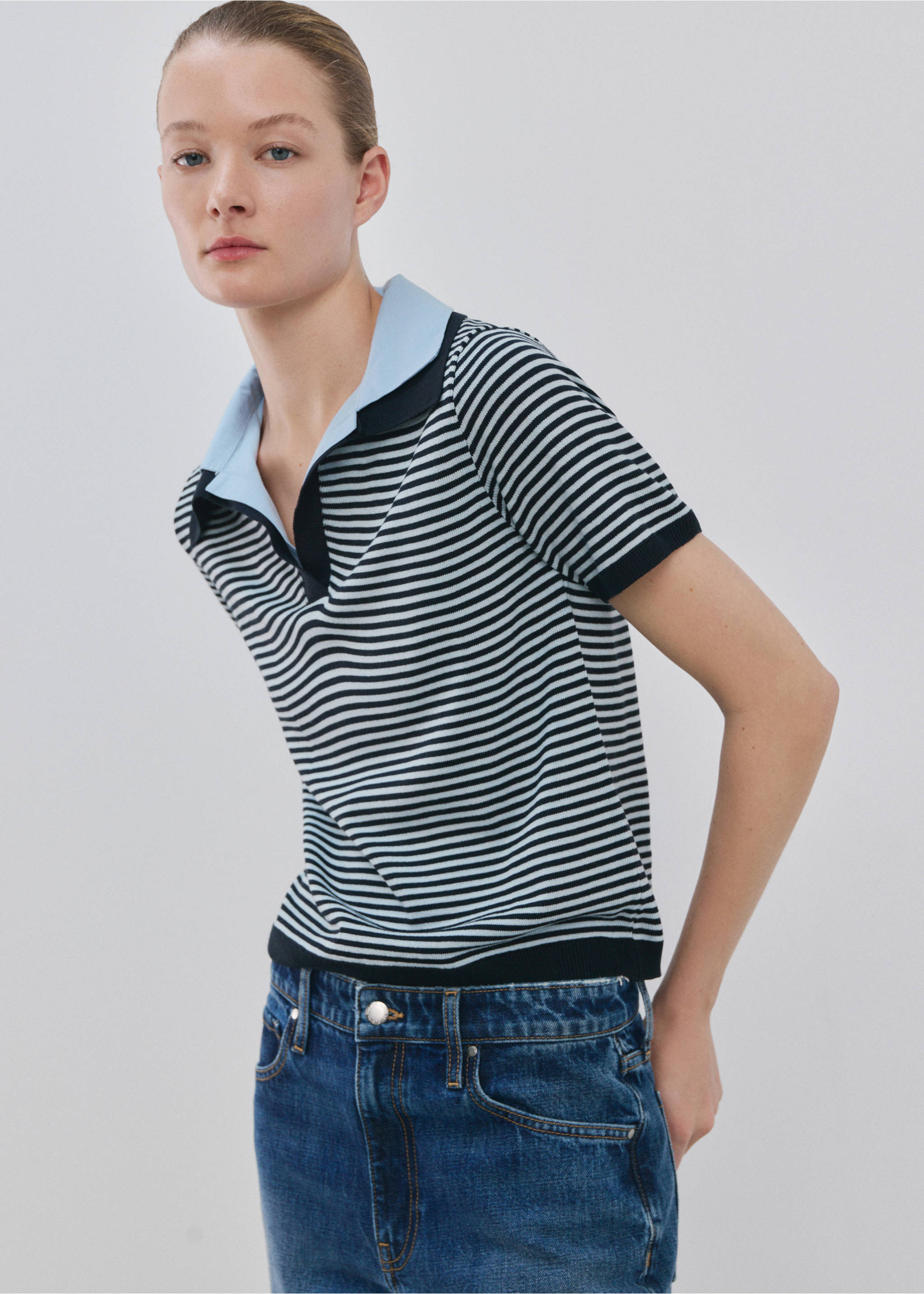 Knitted jumper with combined collar - Details of the article 2, Dark Navy. Ref: 27054100-00.