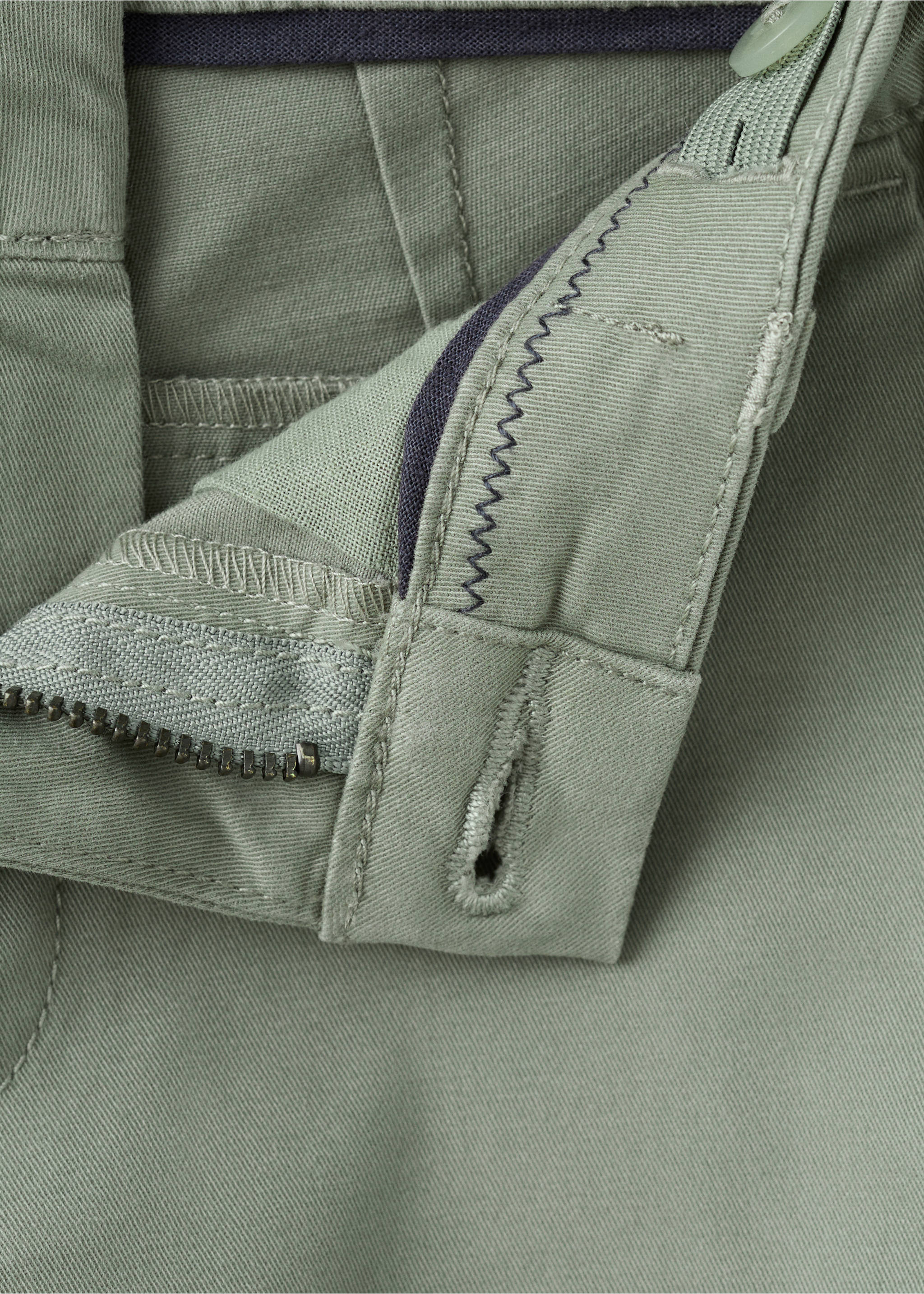 Pantalón chino dobladillo - Detalle del artículo 8, Khaki. Ref: 27054403-00.