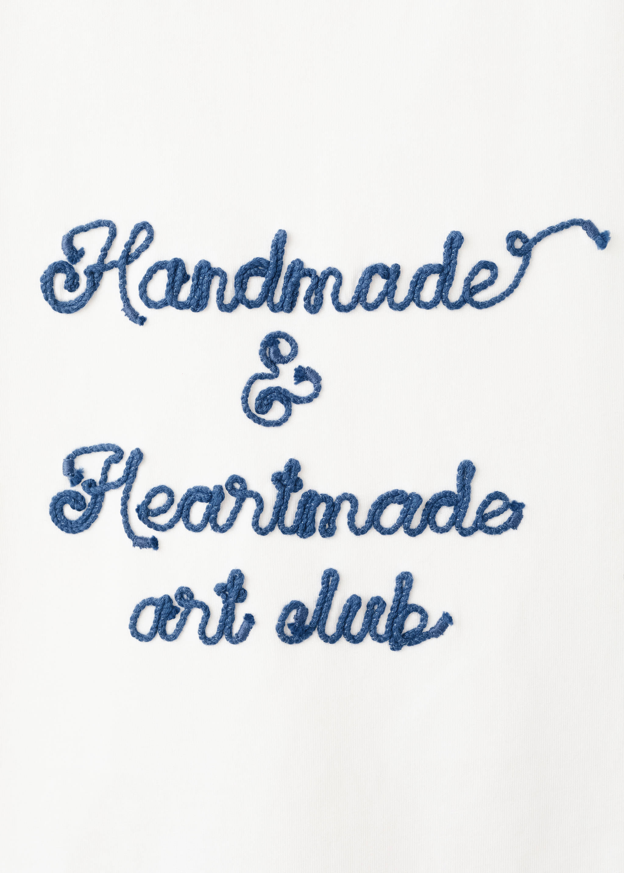 تي شيرت بنص مكتوب مطرز - تفاصيل المنتج 8