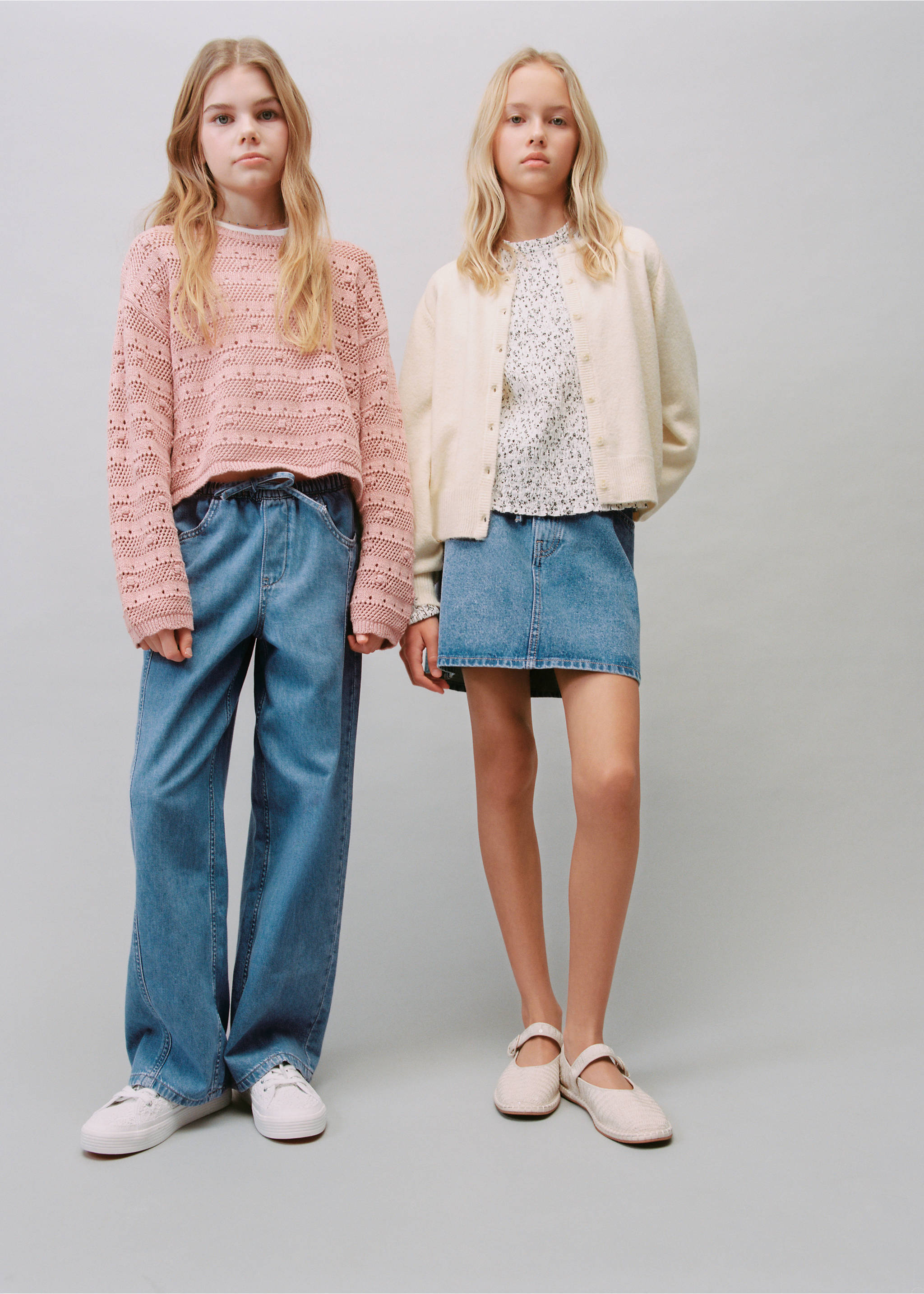 Wide-leg jeans with seam detail - Details of the article 6, Medium Blue. Ref: 27054417-00.