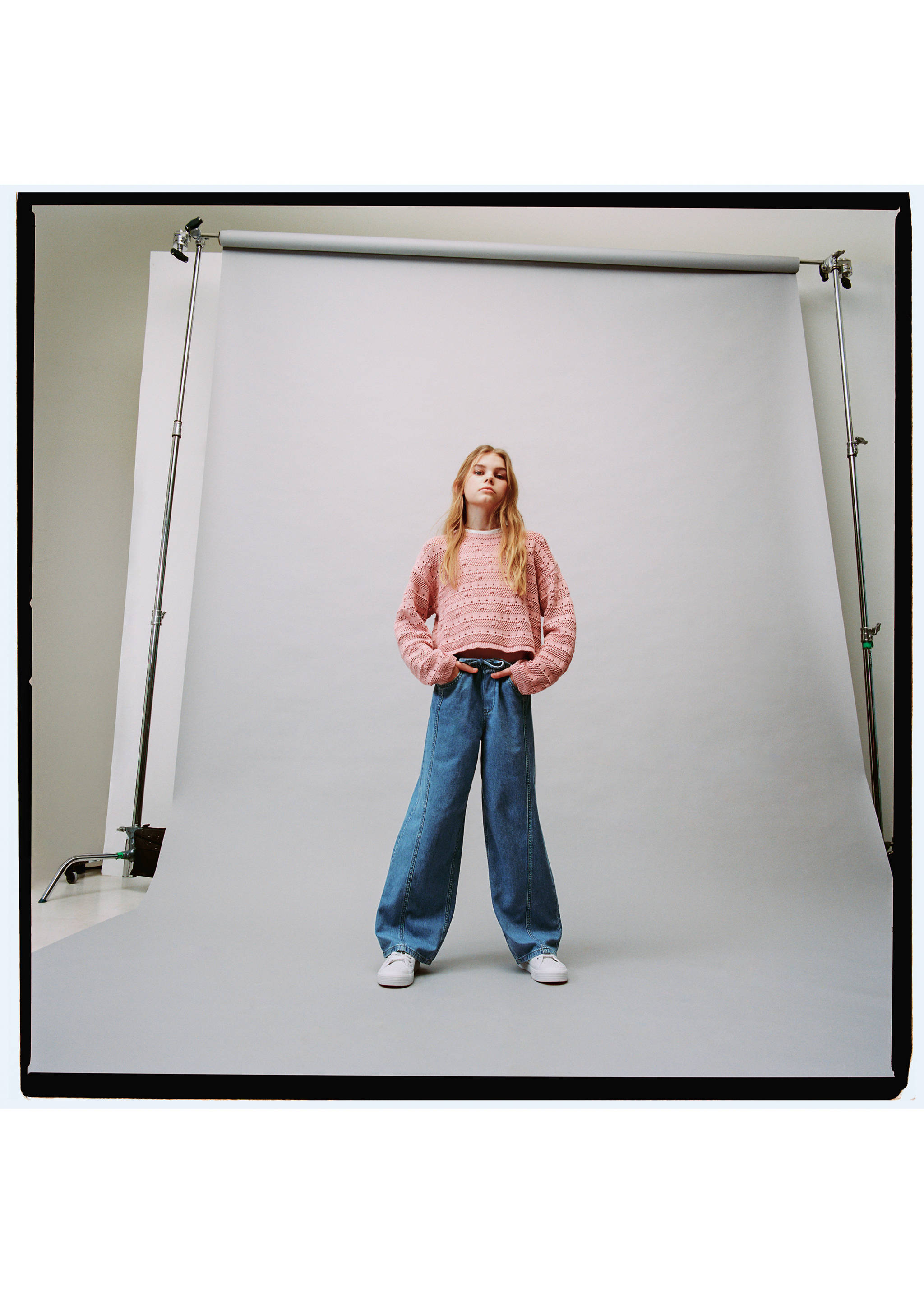 Wide-leg jeans with seam detail - Details of the article 5, Medium Blue. Ref: 27054417-00.