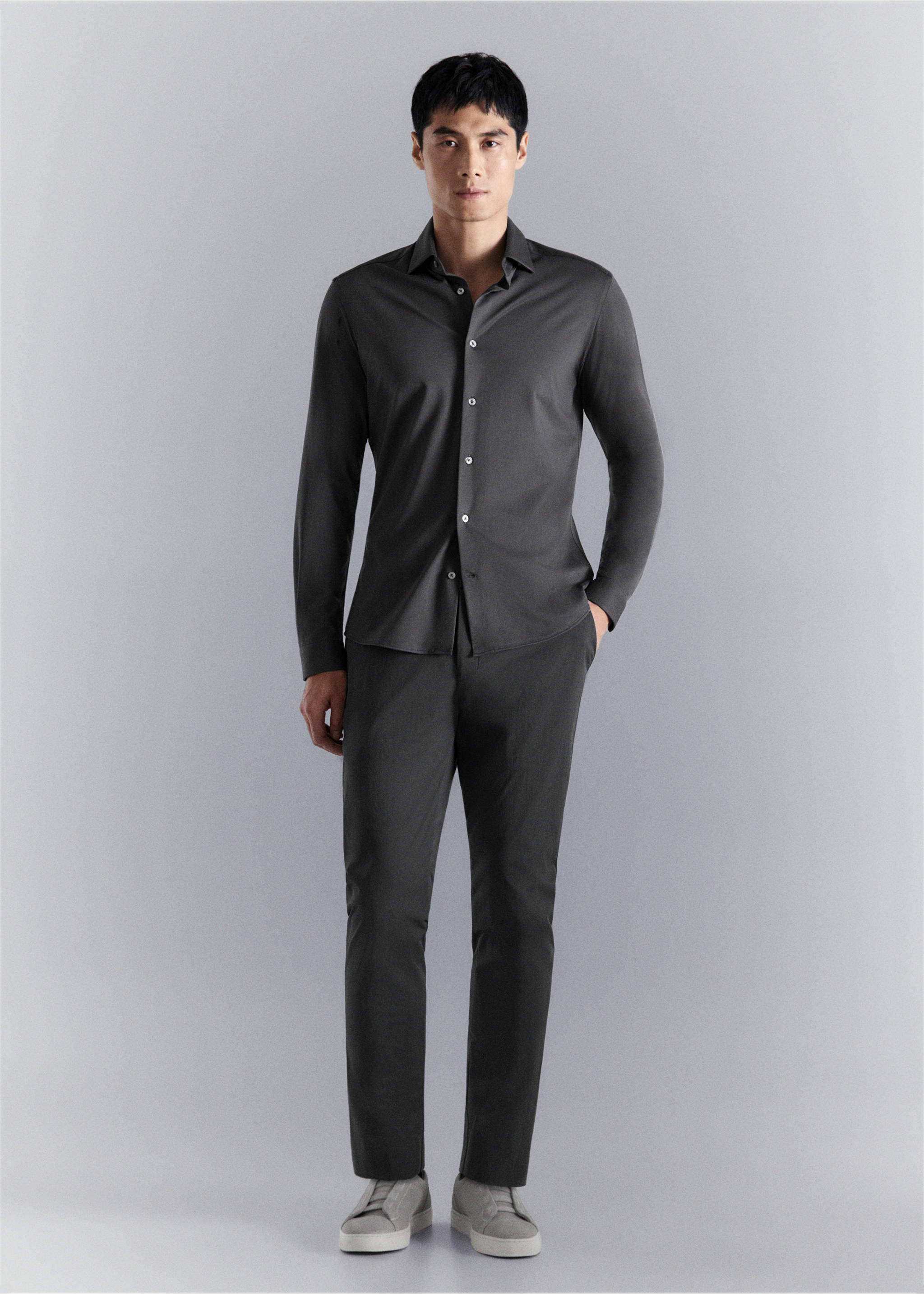 Рубашка приталенного кроя из хлопка comfort stretch non-iron - Общий план, Угольно-серый. Ref: 27054422-00.