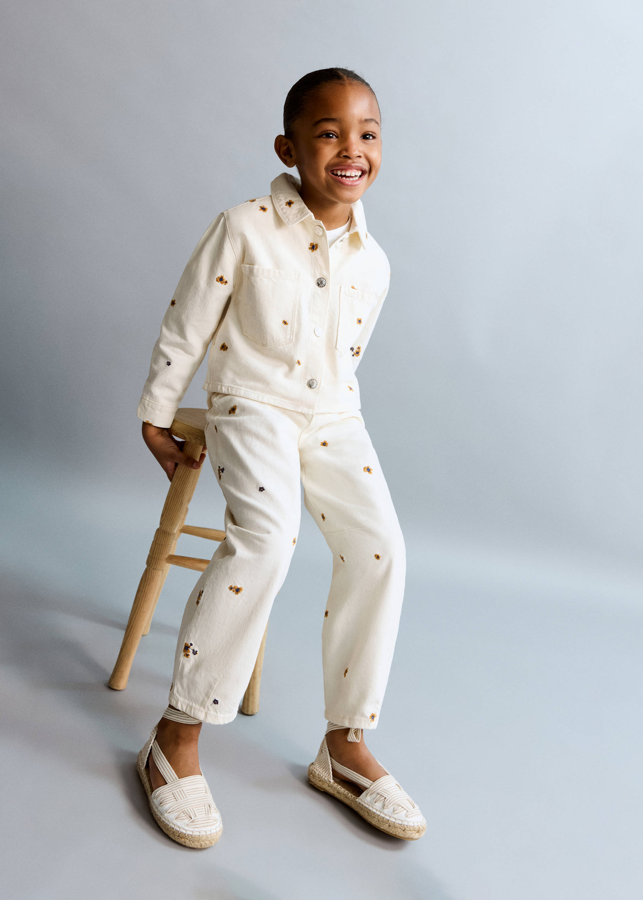 Cazadora vaquera detalles bordados - Plano general