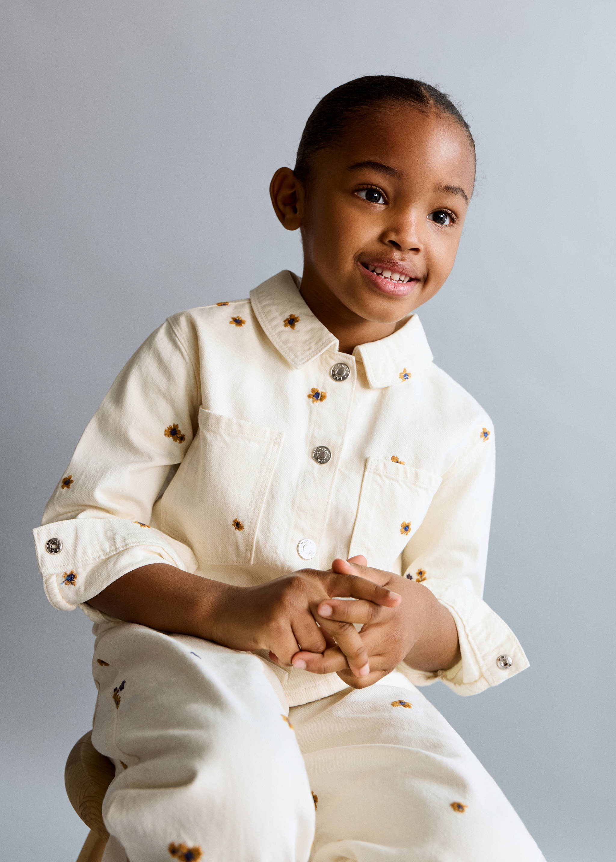 Cazadora vaquera detalles bordados - Plano medio