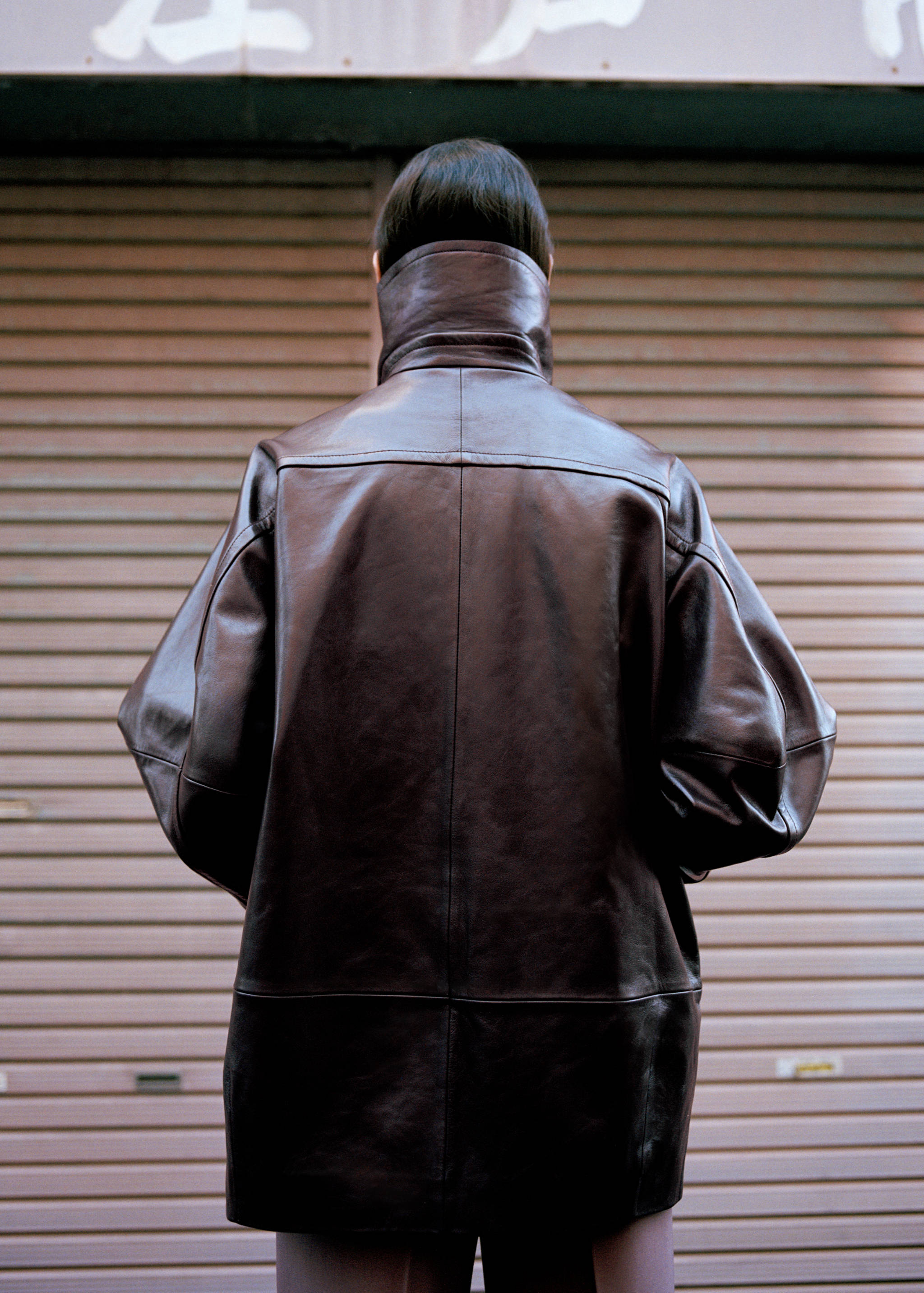 Oversized funnel neck fur coat - Reverse of the article