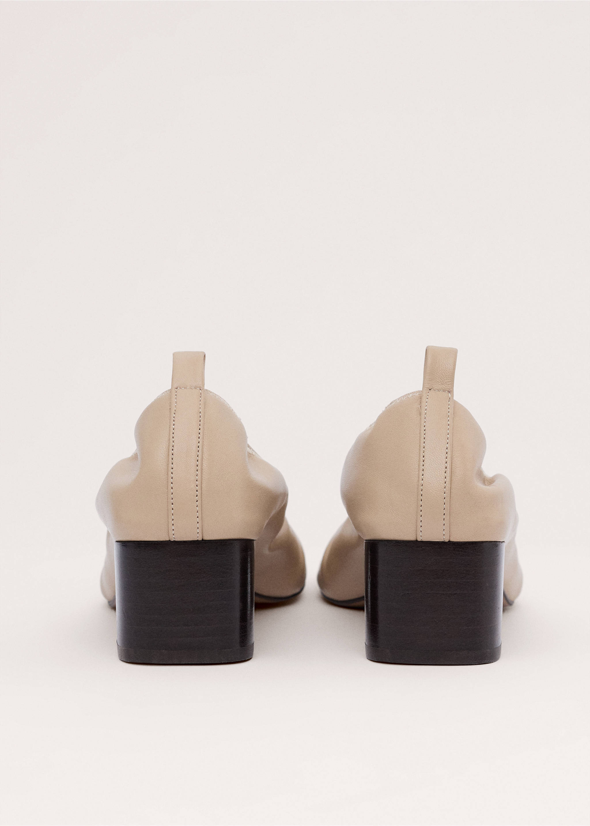 Balerinke s blok potpeticom - Detalji artikla 1, Bež. Ref: 27054444-00.