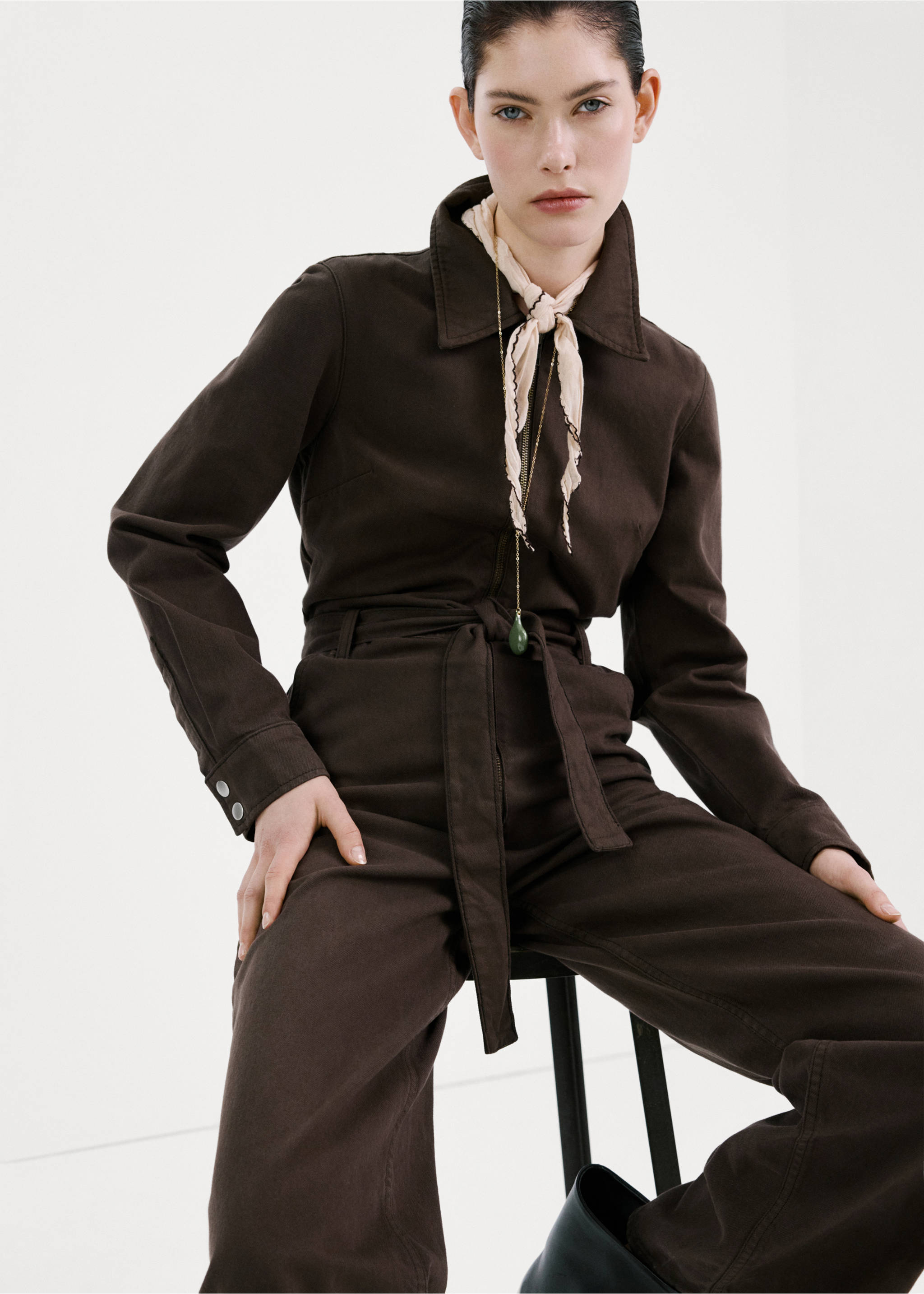 Zip denim jumpsuit - Details of the article 2, Chocolate. Ref: 27054450-00.