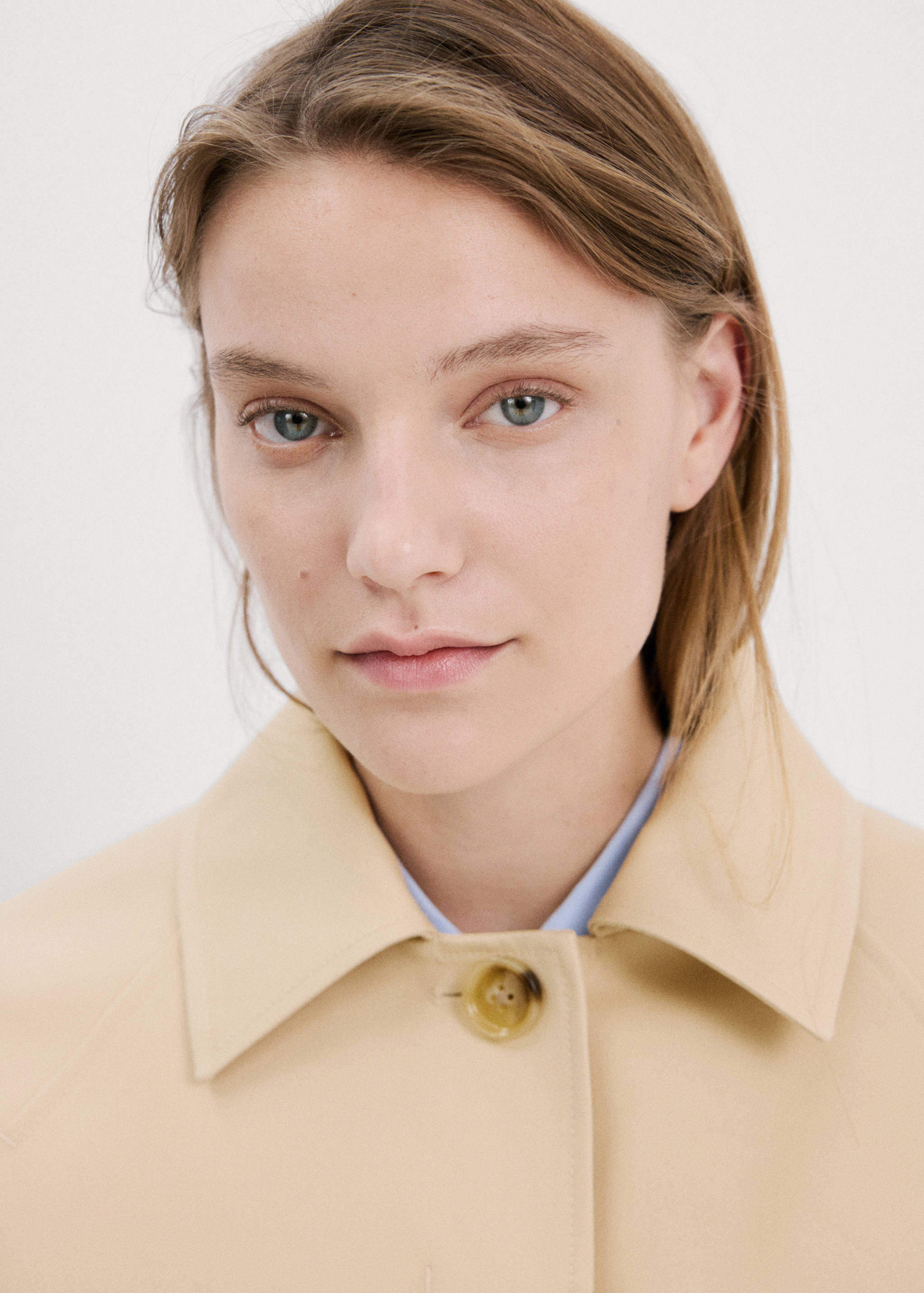 Trench corto oversize - Plano medio