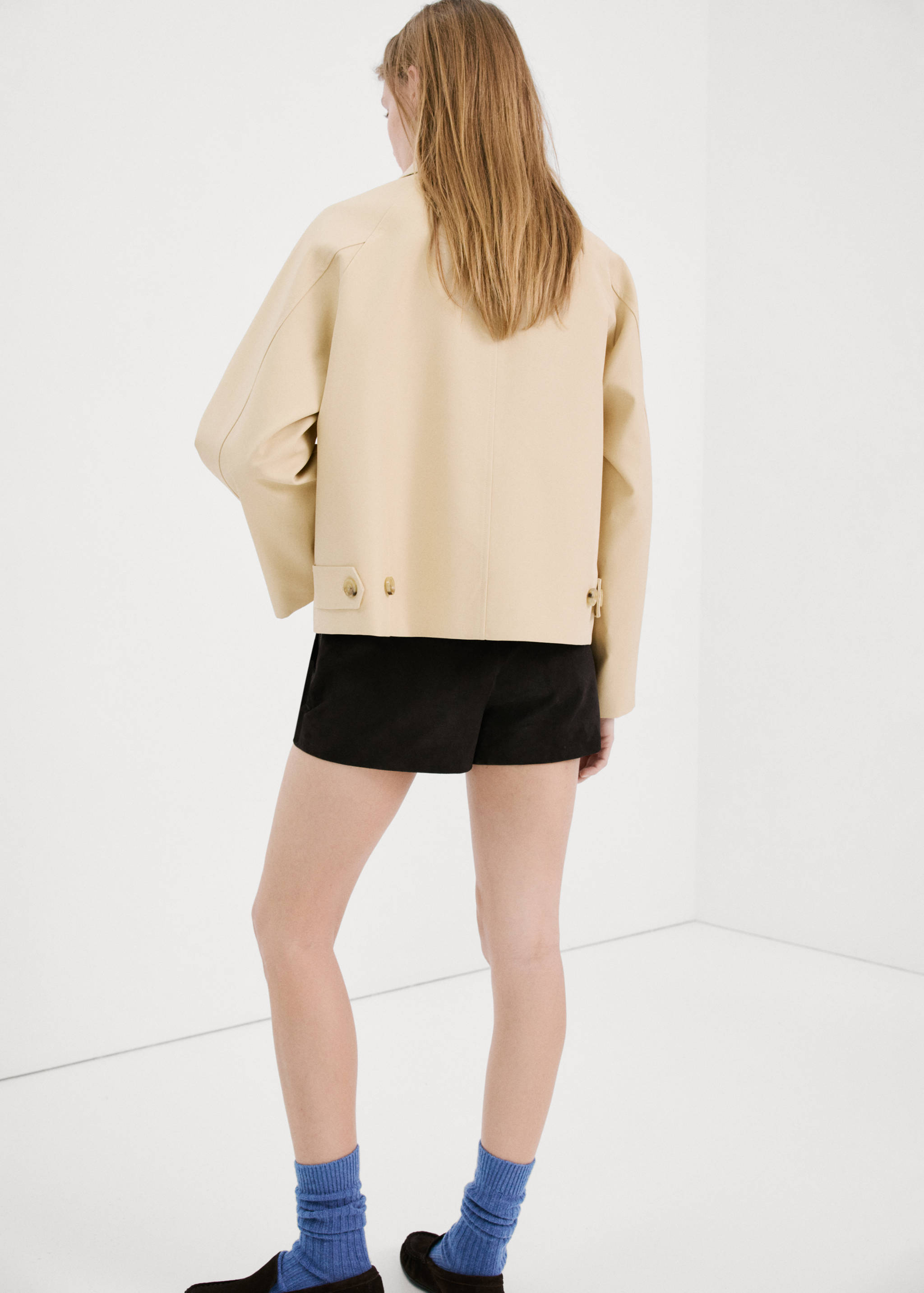 Trench corto oversize - Reverso del artículo