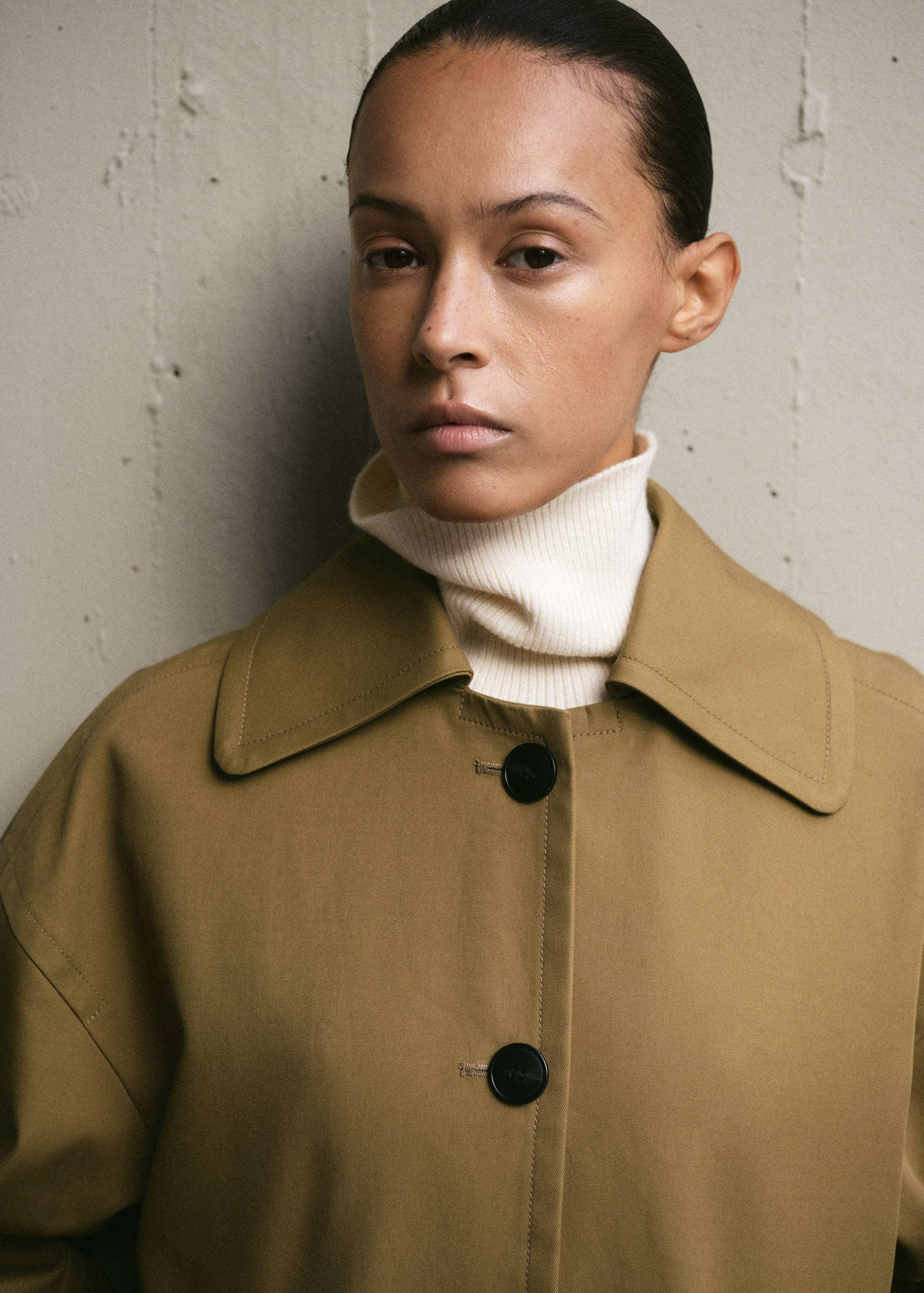 Trench coat with faux leather collar - Details of the article 1