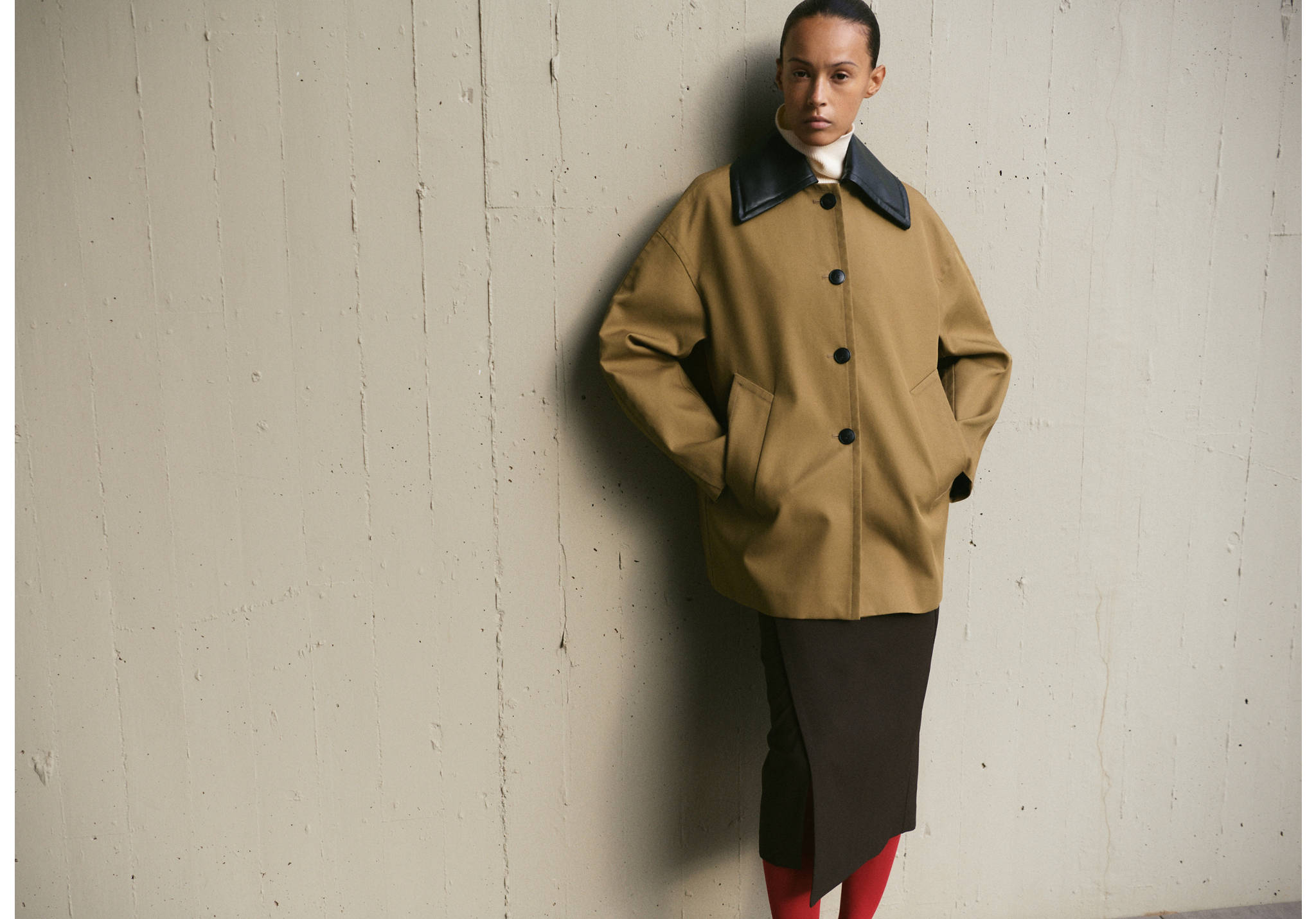 Trench cuello efecto piel - Plano panorámico