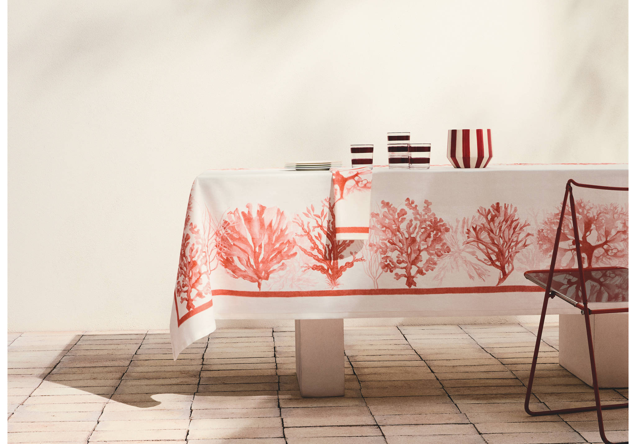 Coral printed cotton-linen tablecloth for 6 to 8 guests - Panoramic plane