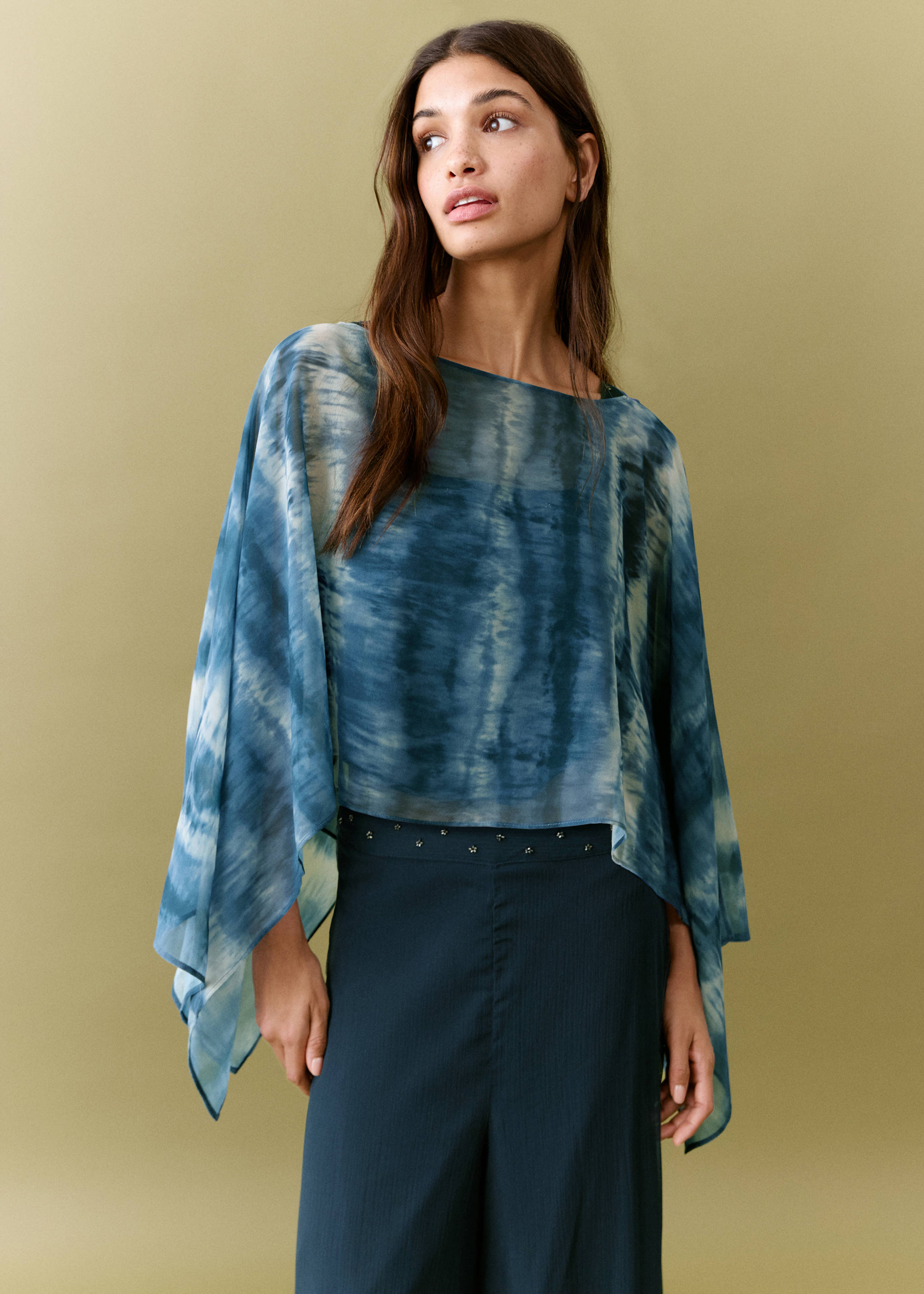 Блузка-накидка тай-дай - Средний план