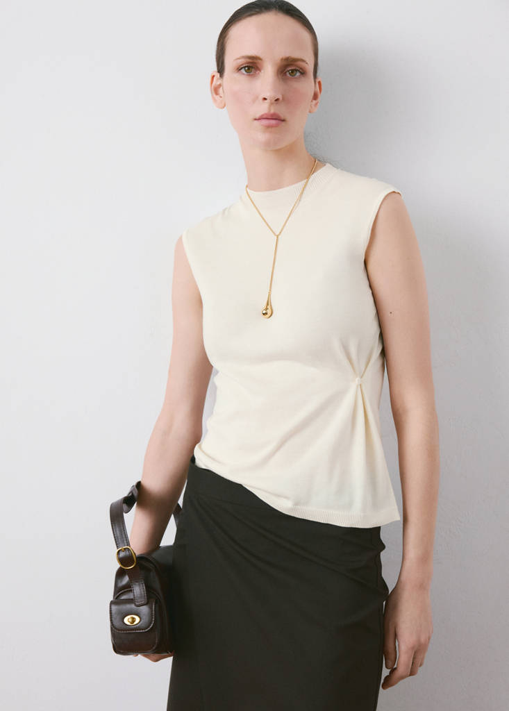 Side gathered knitted top — Ecru