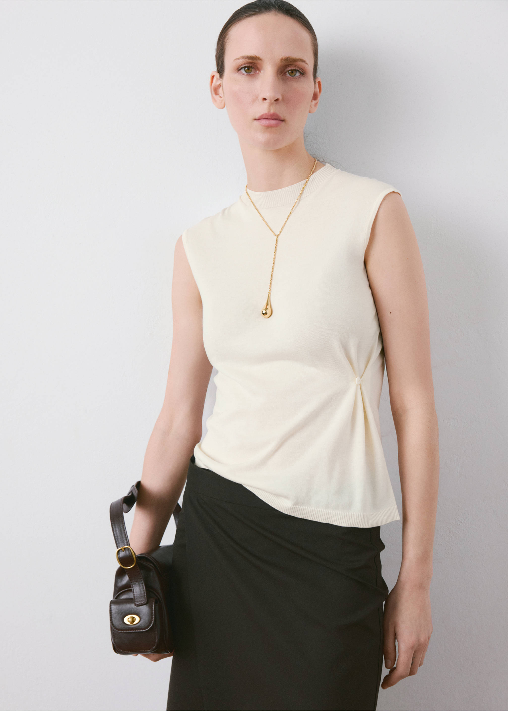 Side gathered knitted top - Medium plane, Ecru. Ref: 27055819-00.