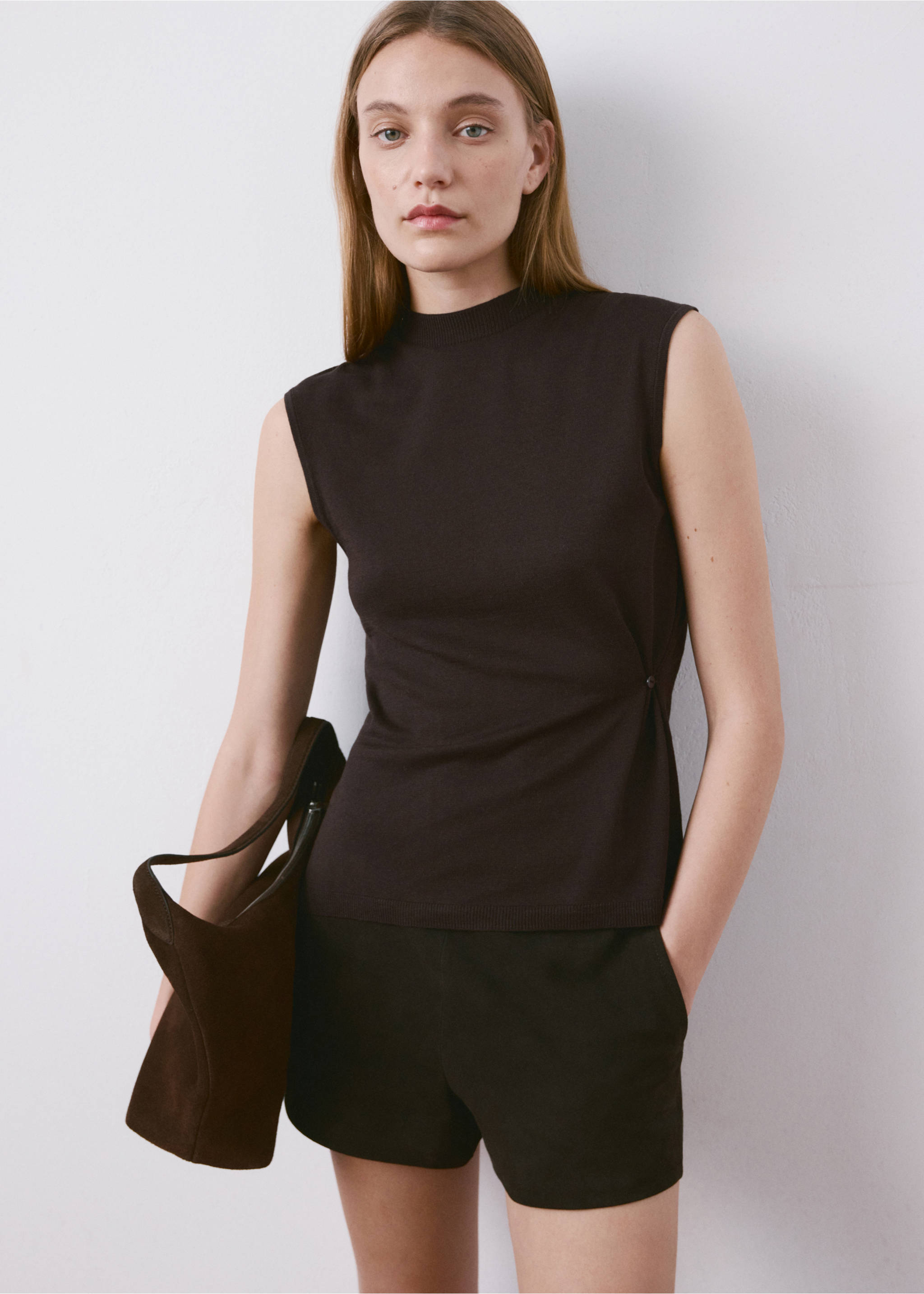 Side gathered knitted top - Details of the article 6, Chocolate. Ref: 27055819-00.