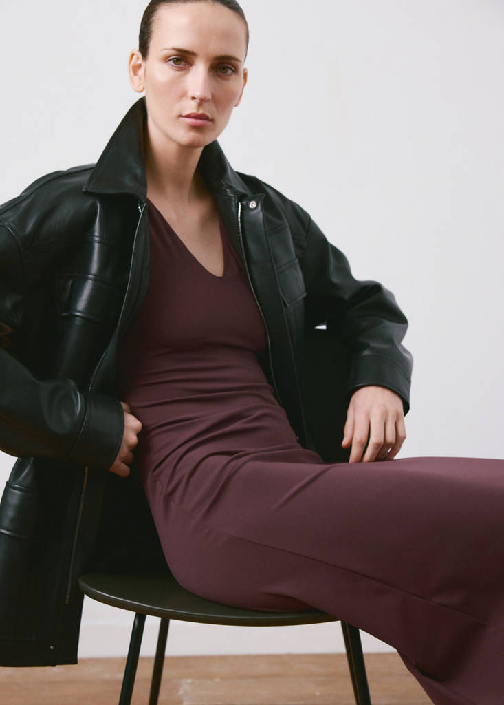 Fitted V-neck dress — Burgundy