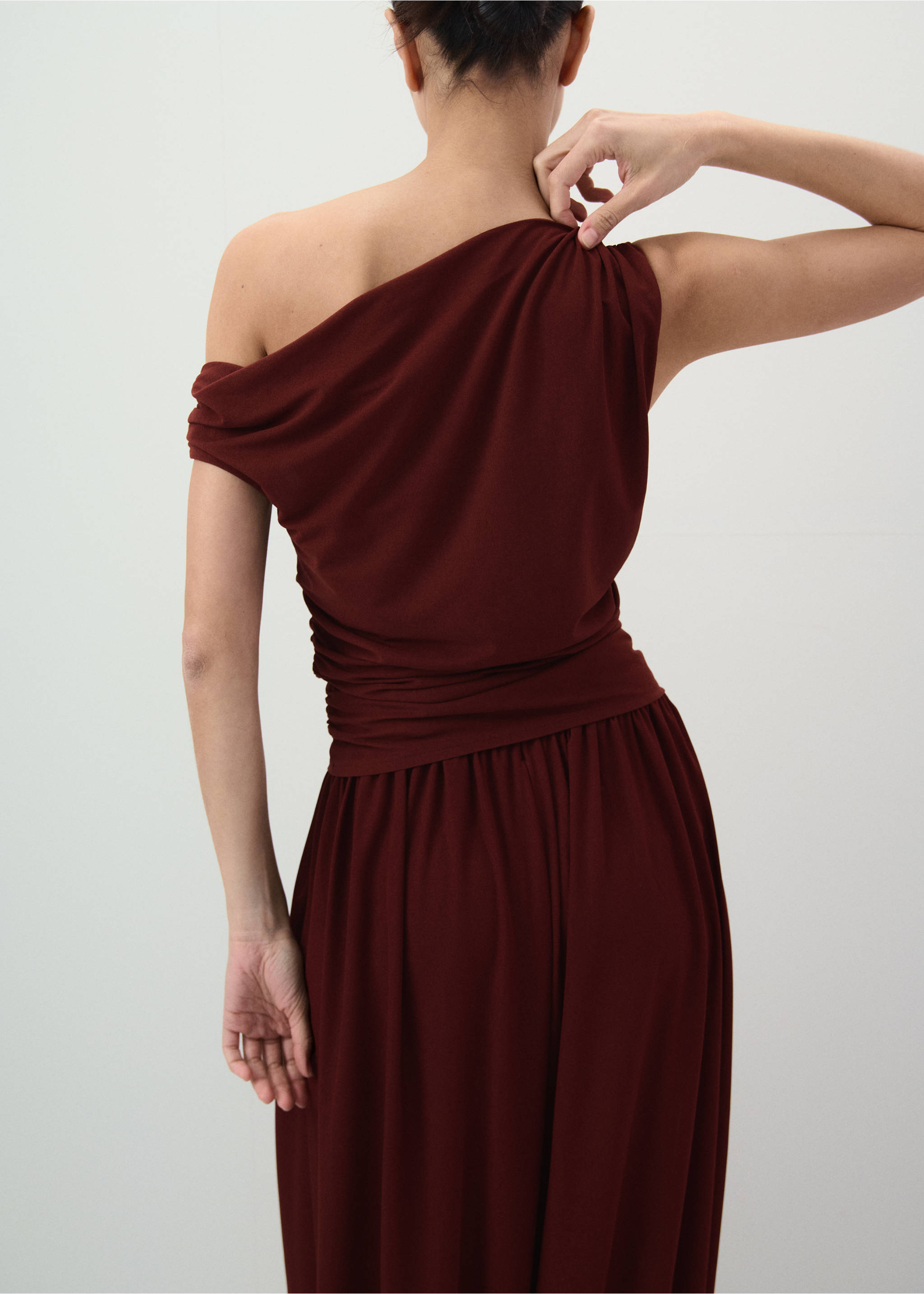 Асимметричная футболка со сборками - Обратная сторона изделия, Красно-коричневый. Ref: 27055832-00.