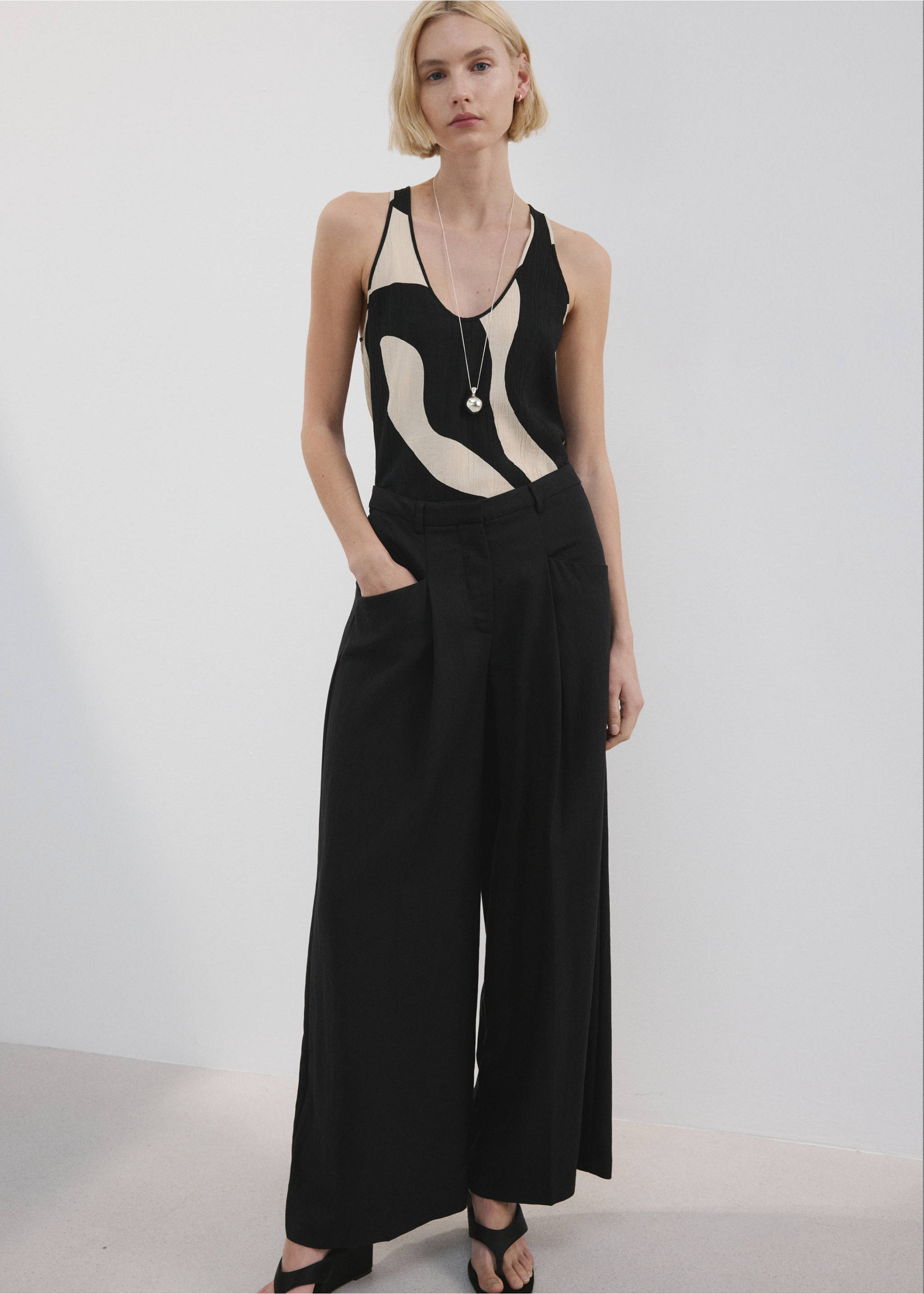 Top crop estampado - Detalle del artículo 2, Negro. Ref: 27055833-01.