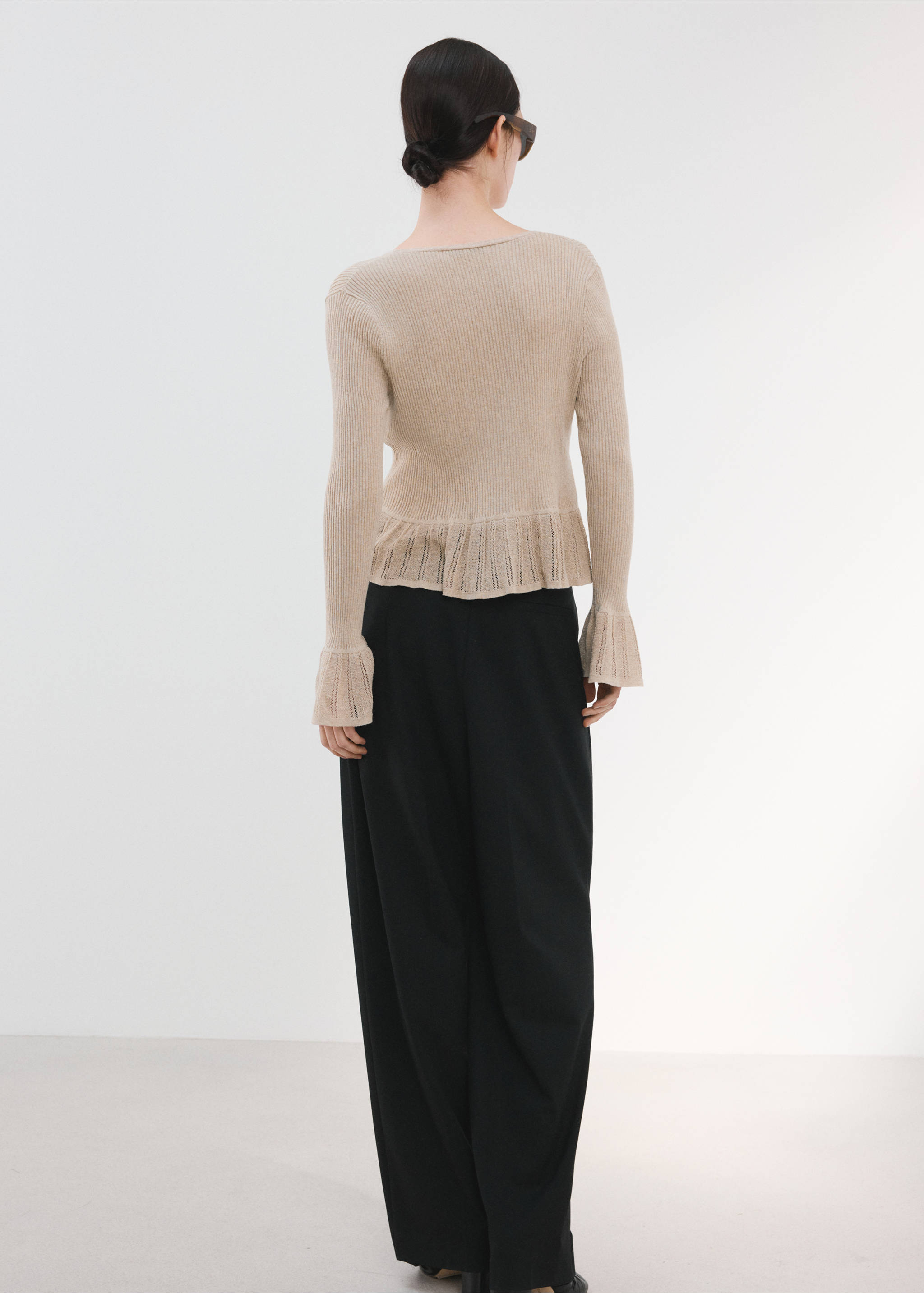 เสื้อคาร์ดิแกนถัก Ruffled - ด้านหลังของสินค้า, สีทราย. Ref: 27055840-00.