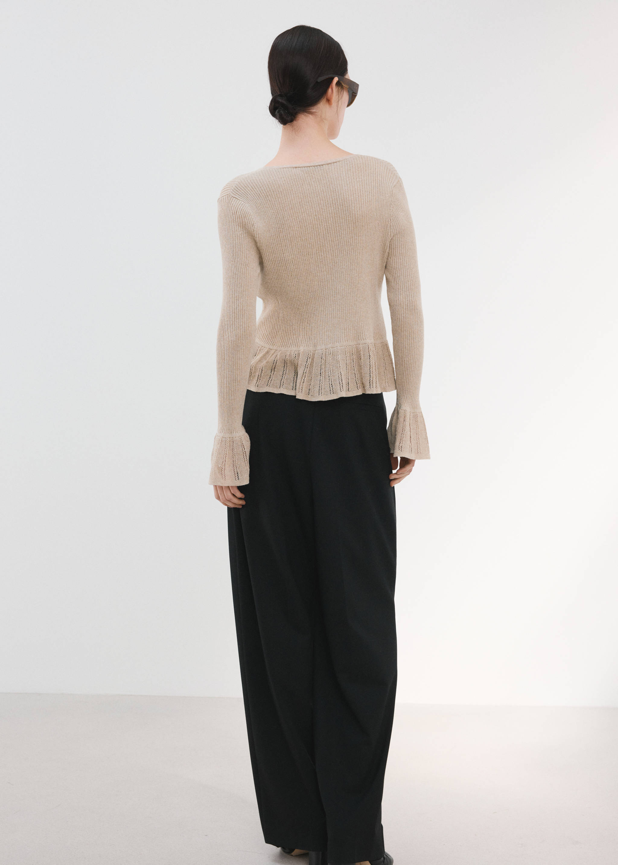 เสื้อคาร์ดิแกนถัก Ruffled - ด้านหลังของสินค้า