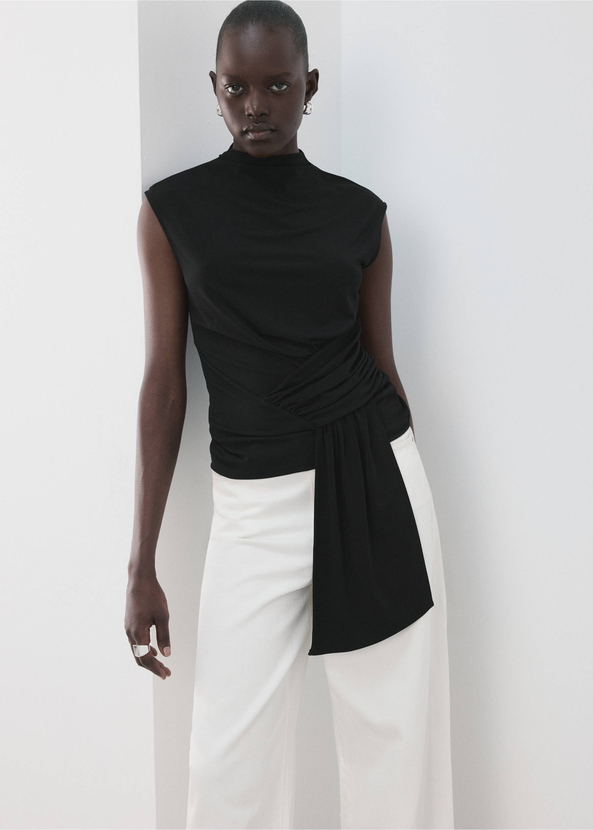 Ruched detail top - Medium plane, Black. Ref: 27055843-00.