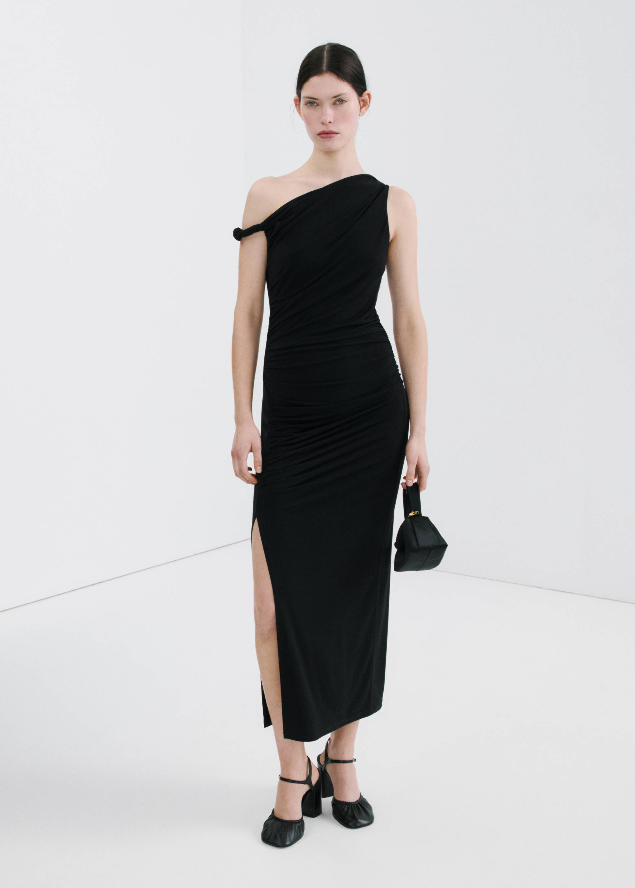 Asymmetrical dress with side slit - General plane