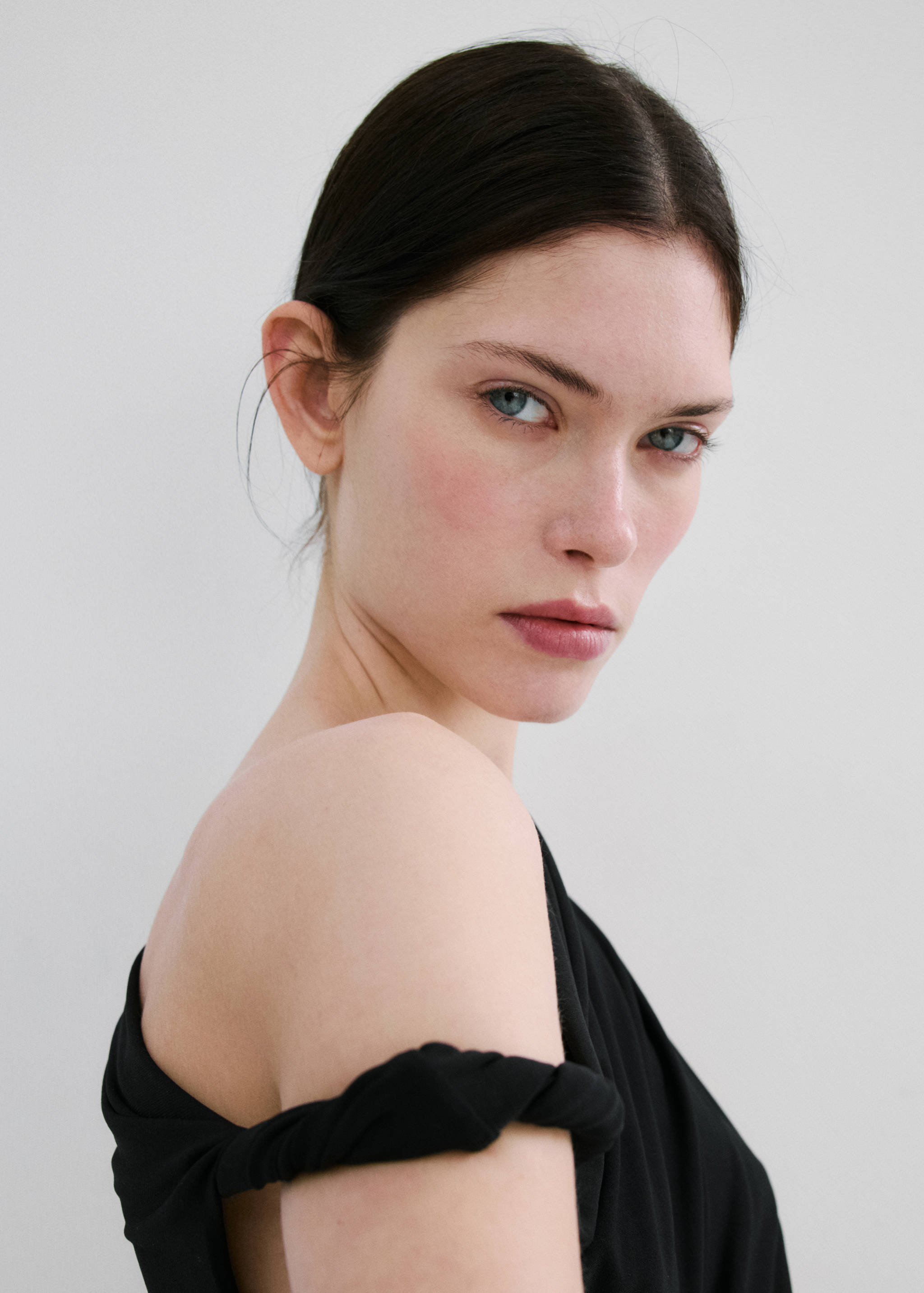 Asymmetrical dress with side slit - Details of the article 1