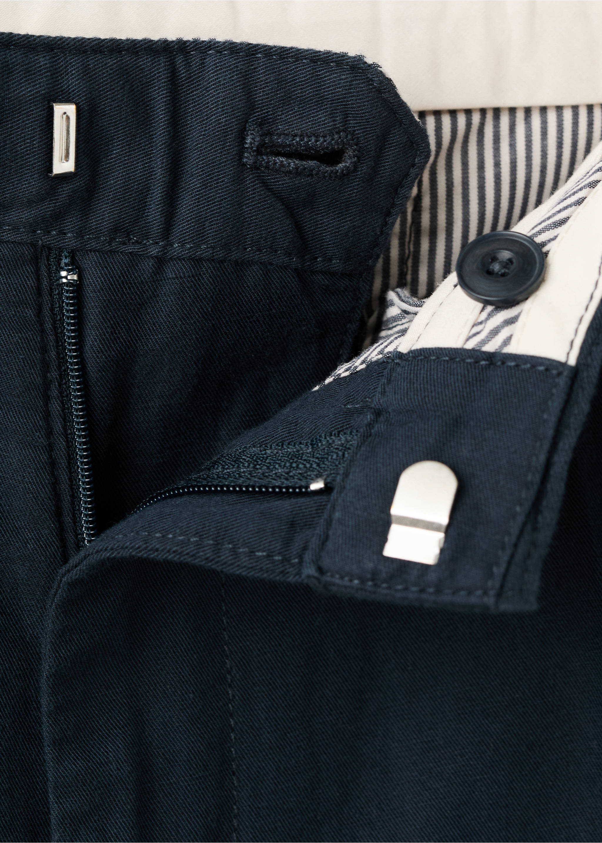 Pantalons slim fit cotó lli - Detall de l'article 8, Blau marí. Ref: 27055931-00.