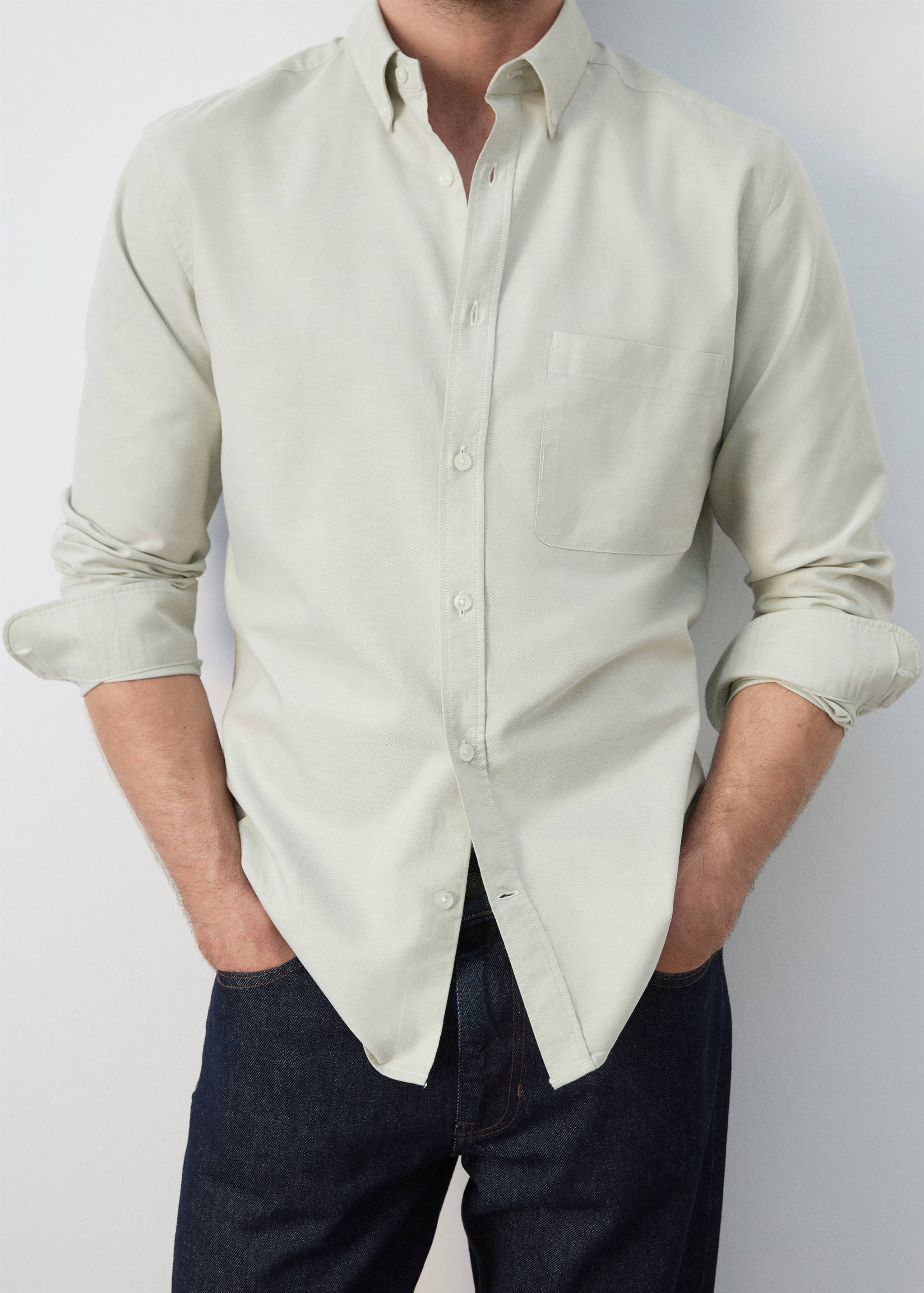 Легкая оксфордская рубашка классического кроя из 100% хлопка - Деталь изделия 6