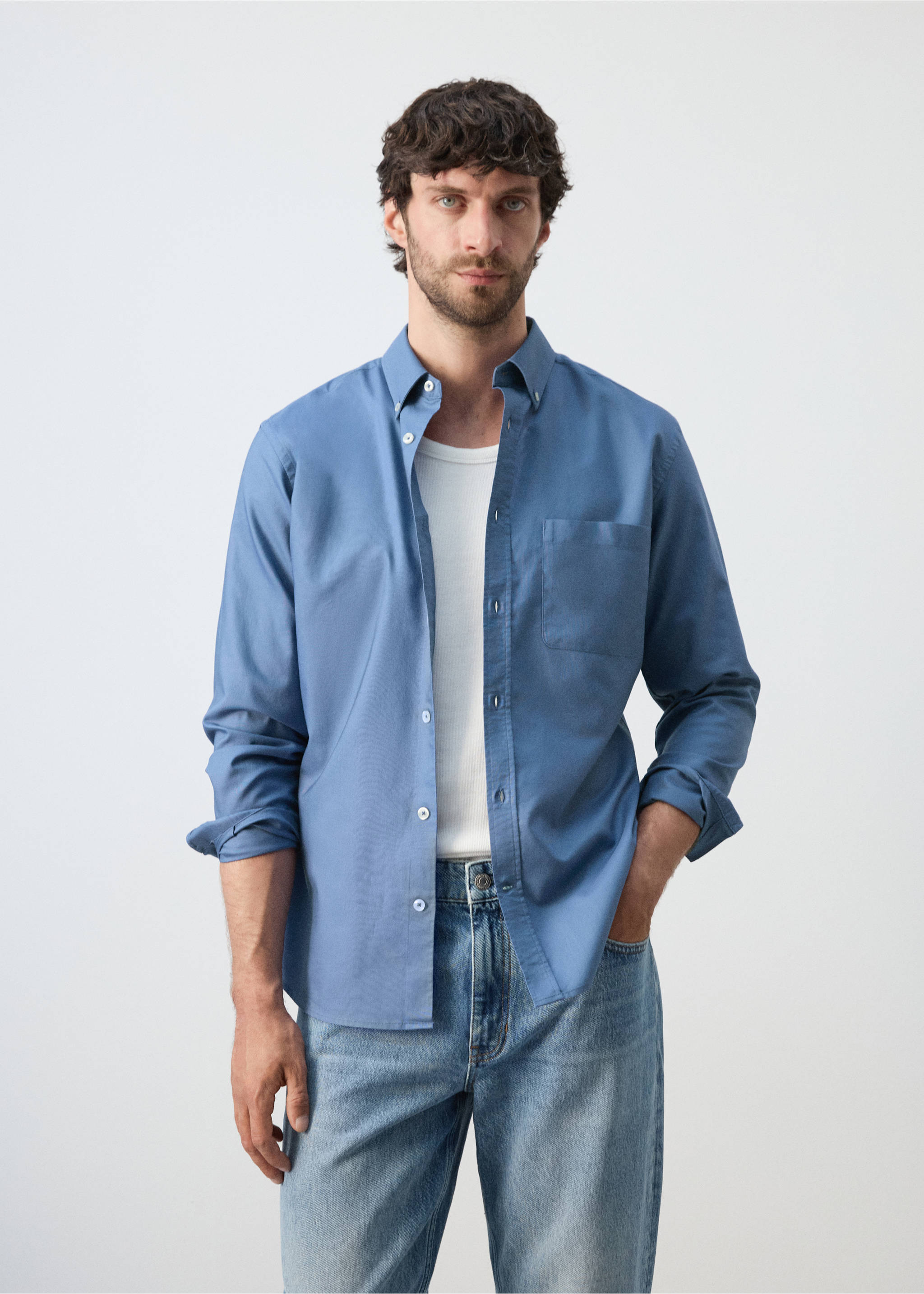 Легкая оксфордская рубашка классического кроя из 100% хлопка - Средний план, Чернильный. Ref: 27055946-00.